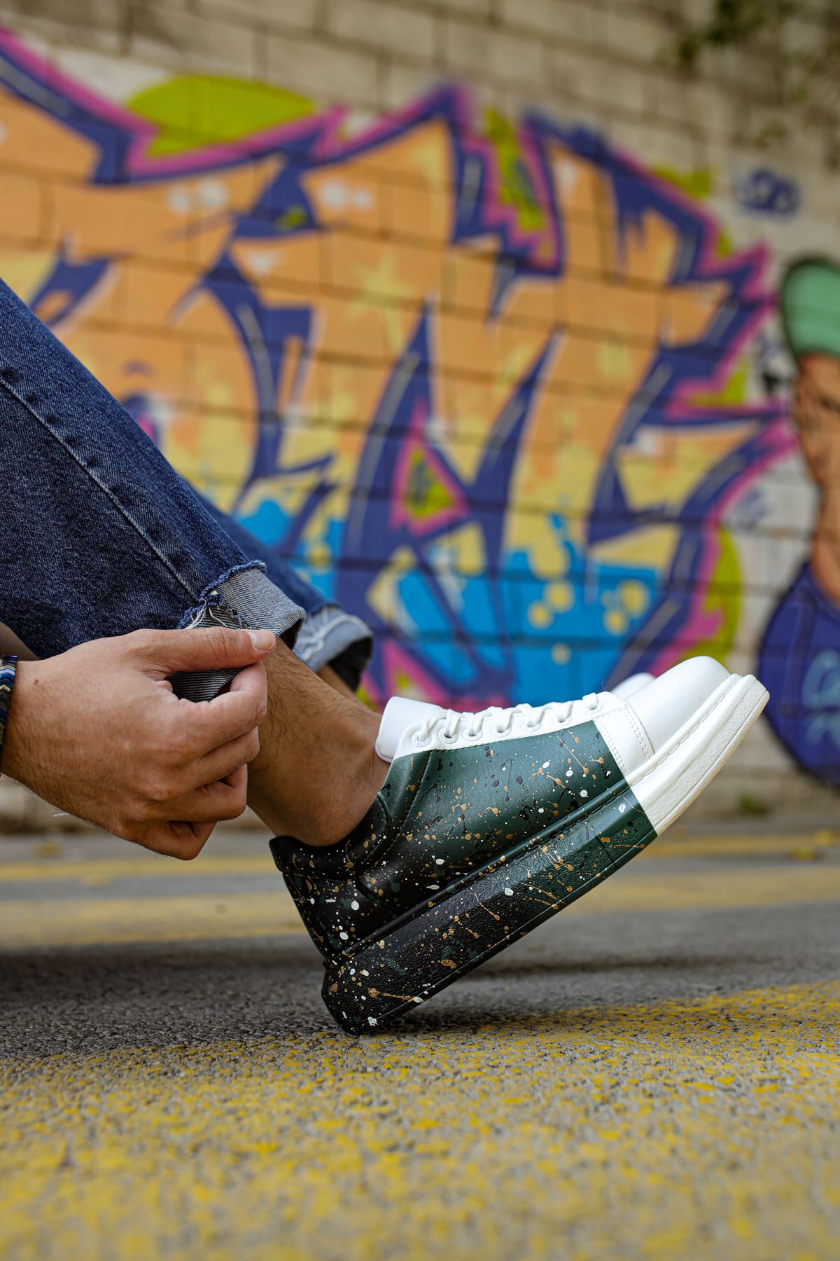 Grüner schwarzer Graffiti-Sneaker CH437