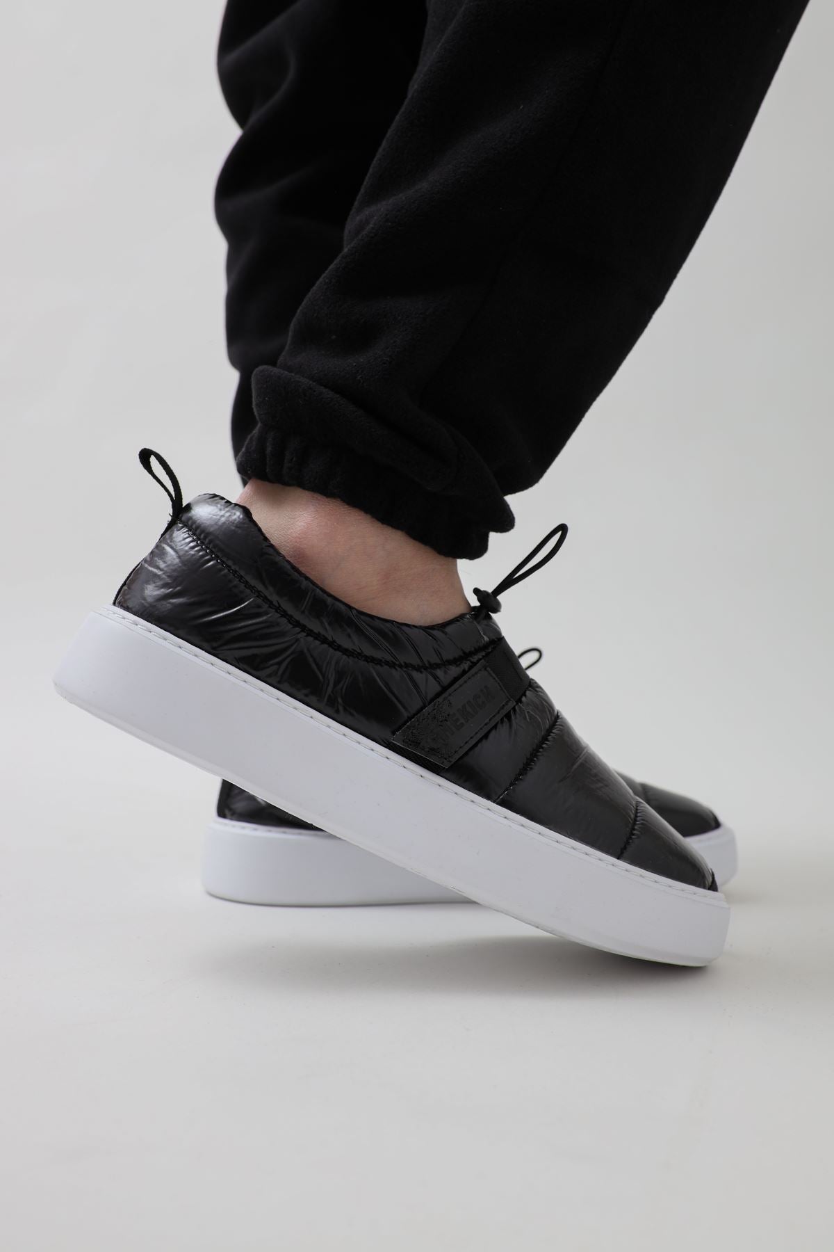 Schwarzer Sneaker CH137