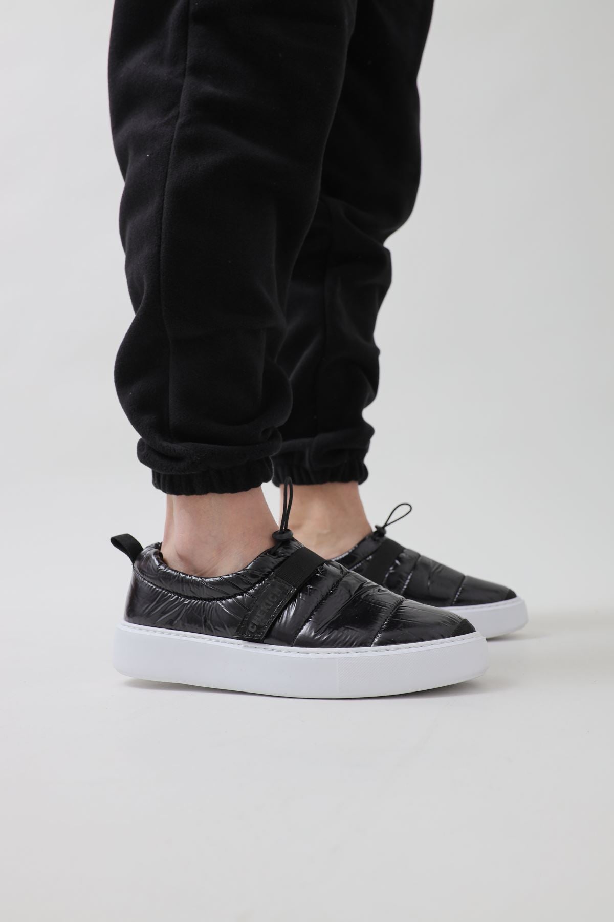Schwarzer Sneaker CH137