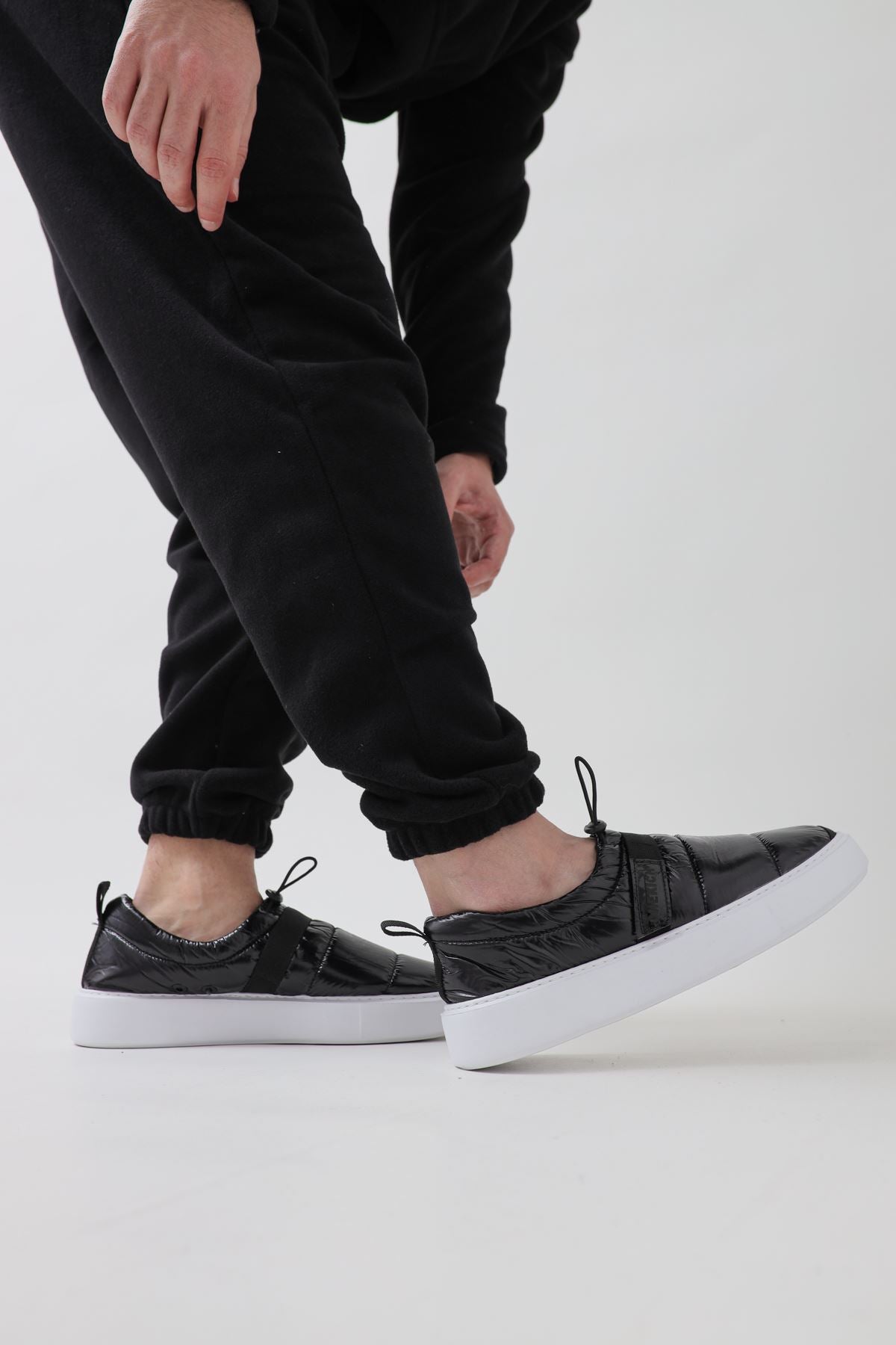 Schwarzer Sneaker CH137