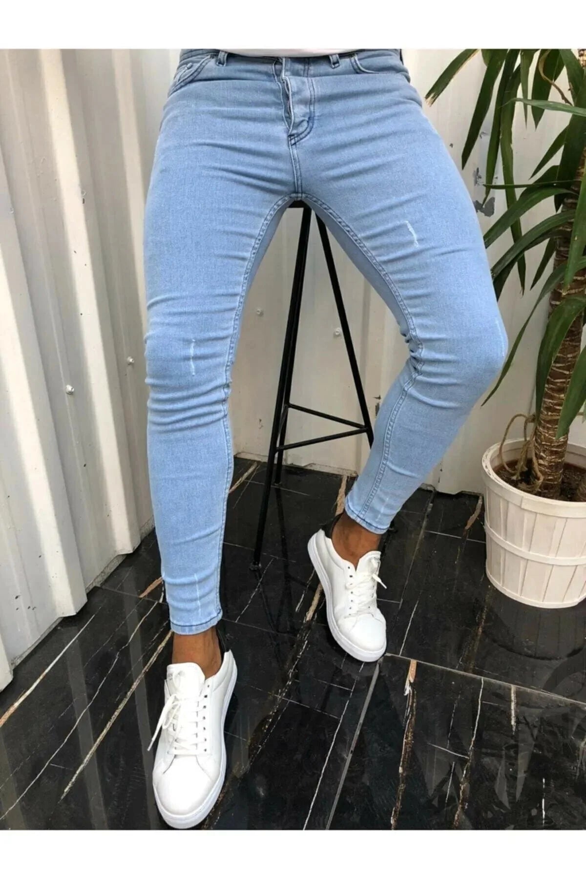 Eisblaue zerrissene Röhrenjeans 999