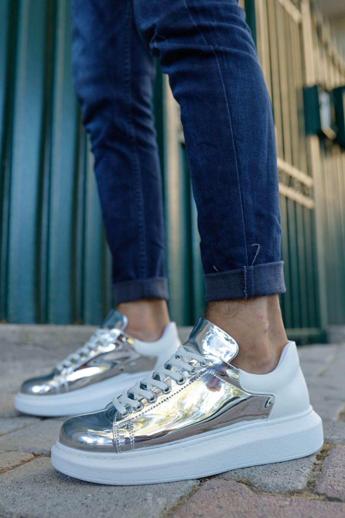 Silberweißer Sneaker CH259
