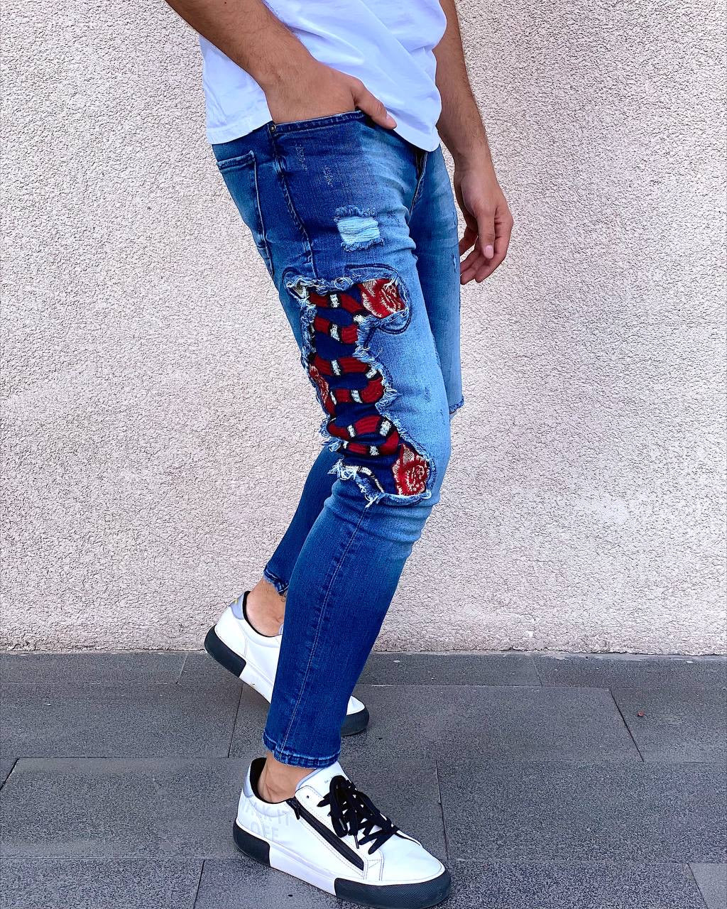 Sneakerjeans – Blaue Jeans mit Schlangenmuster, Röhrenjeans AY451