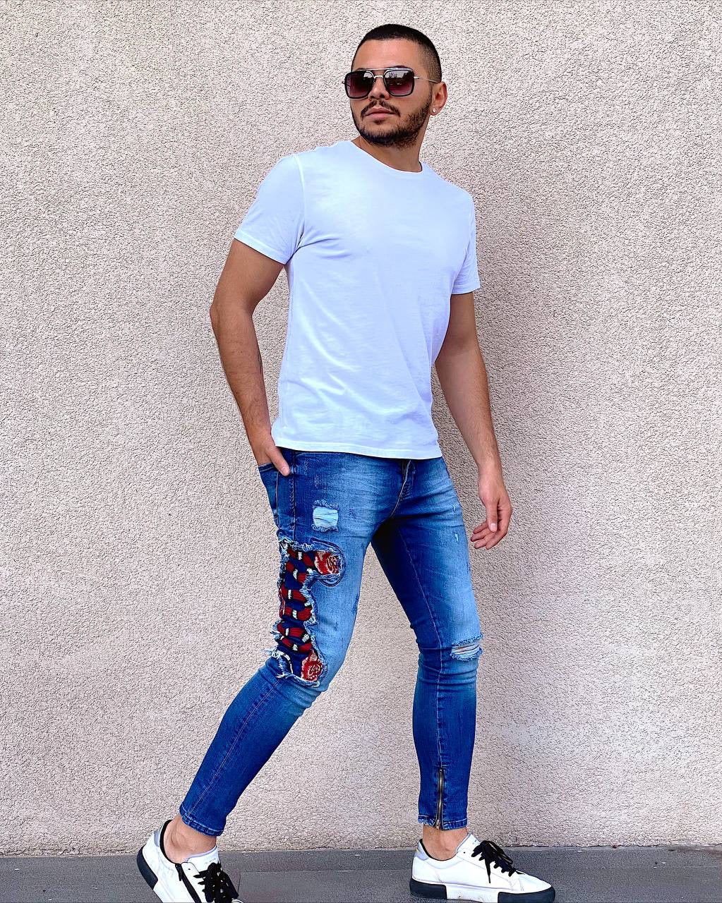 Sneakerjeans – Blaue Jeans mit Schlangenmuster, Röhrenjeans AY451