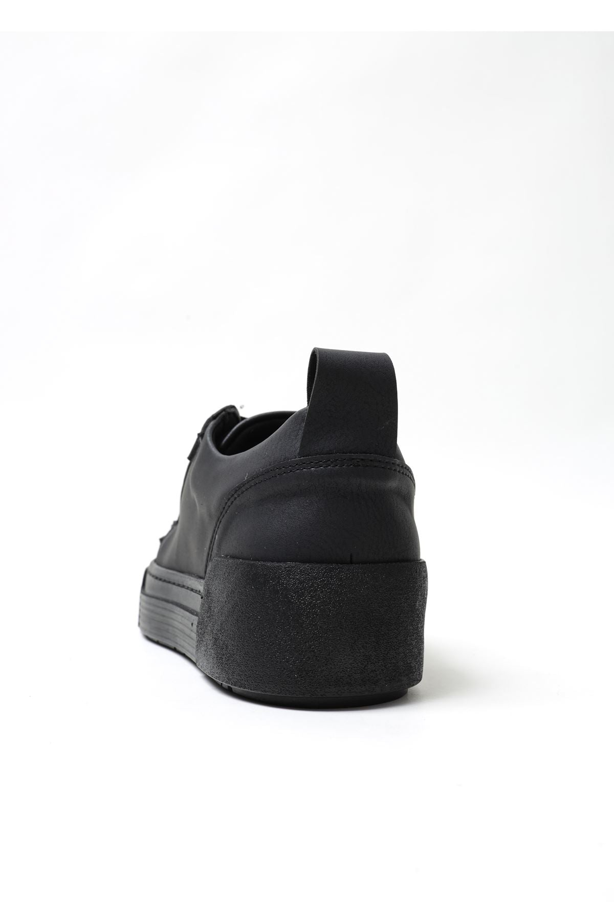 Dreifach schwarzer Sneaker CH169