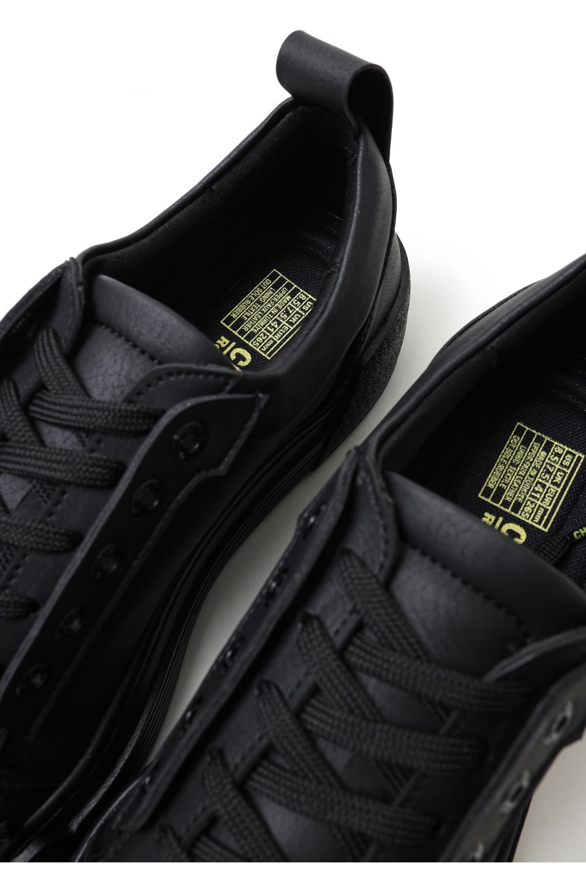 Dreifach schwarzer Sneaker CH169