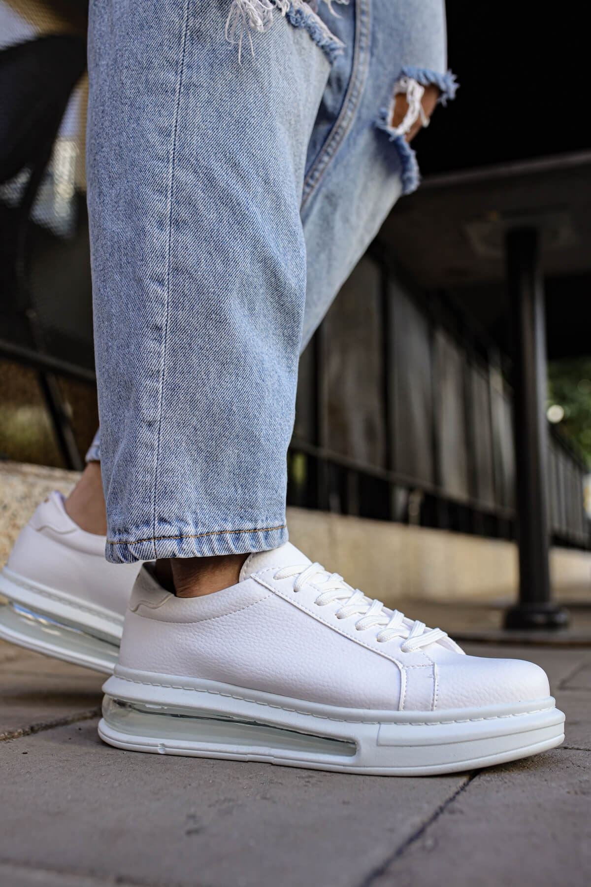 Dreifacher weißer Sneaker CH271