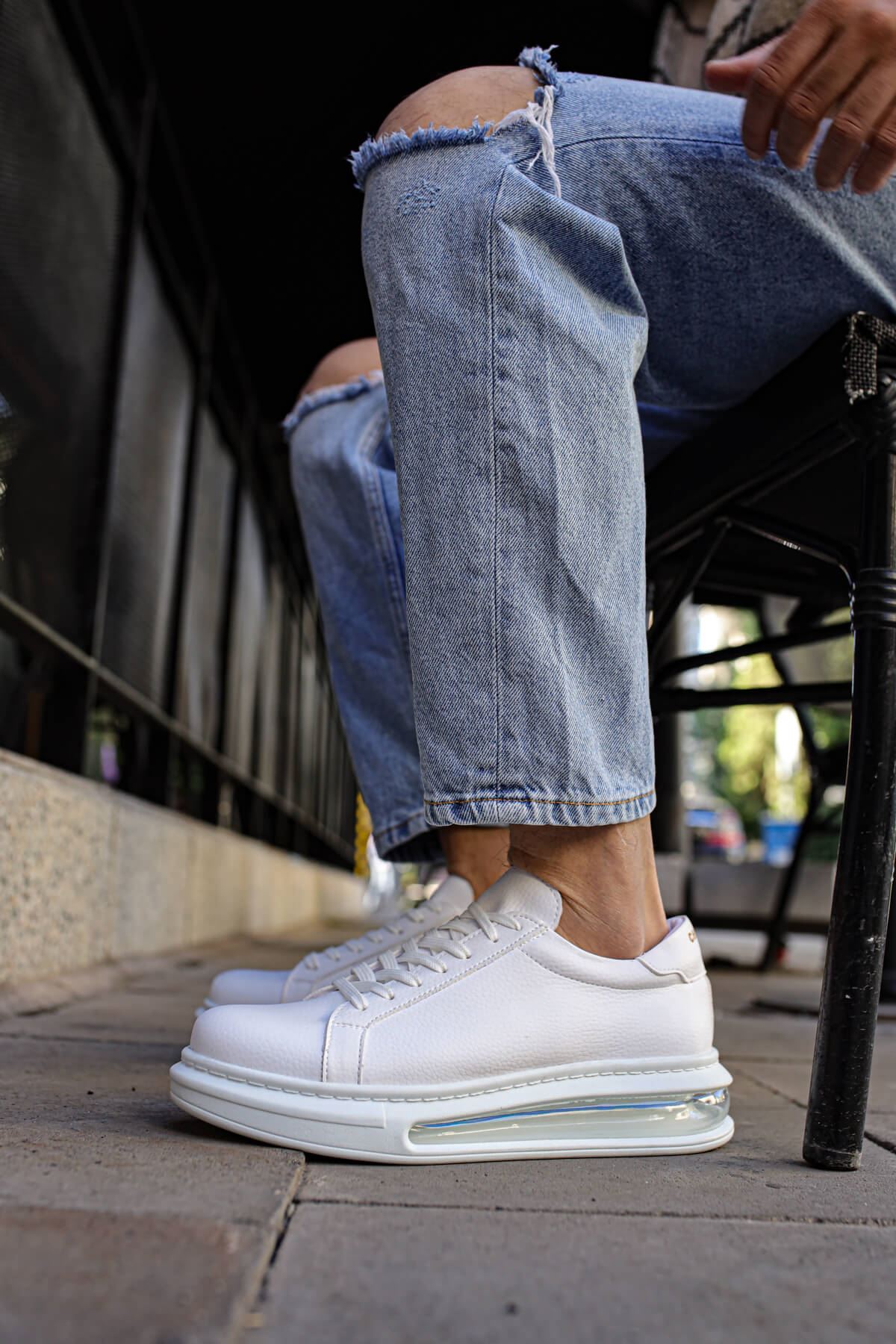 Dreifacher weißer Sneaker CH271