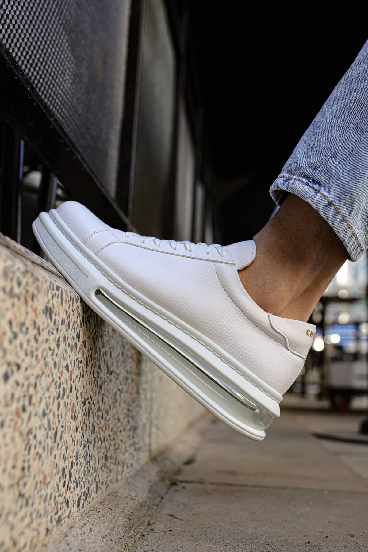 Dreifacher weißer Sneaker CH271