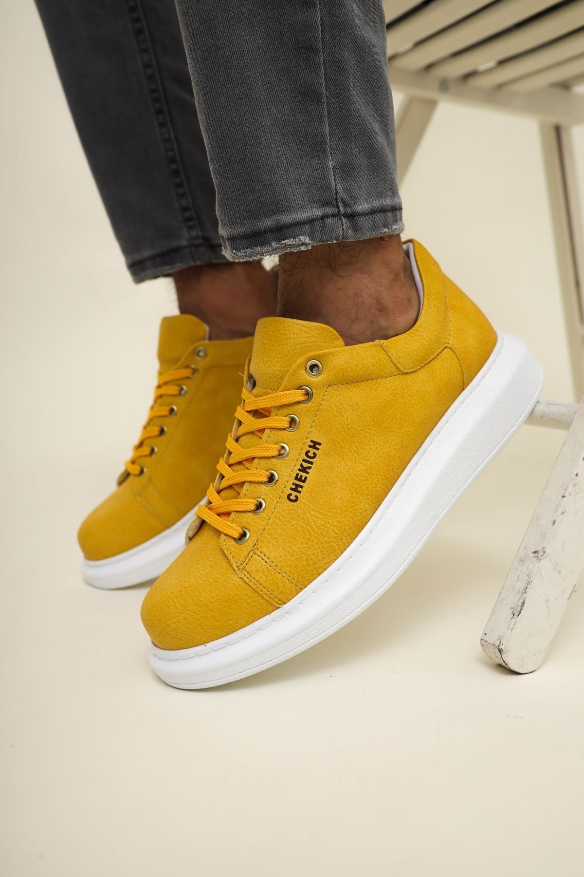 Yellow Sneaker CH257