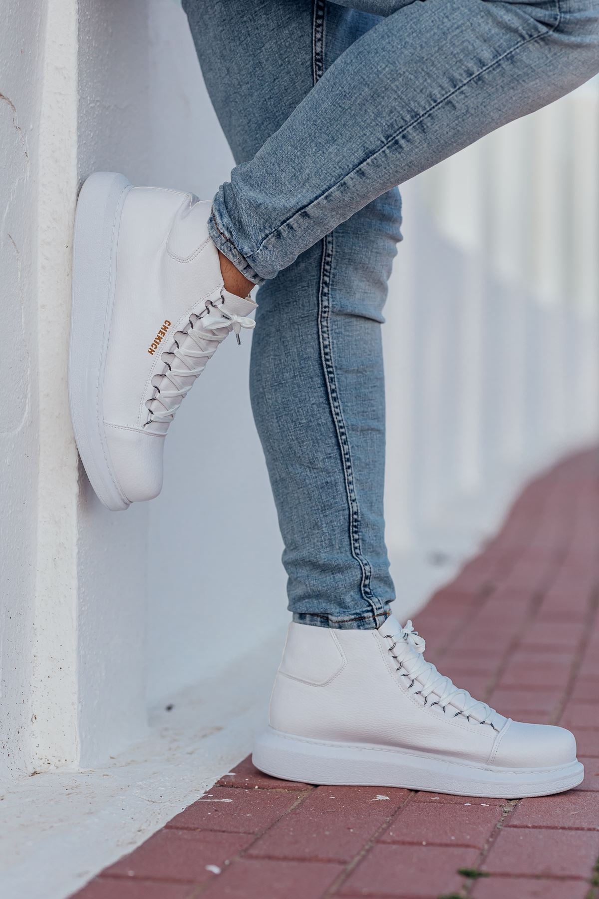 Triple White Mid Top Sneaker CH258