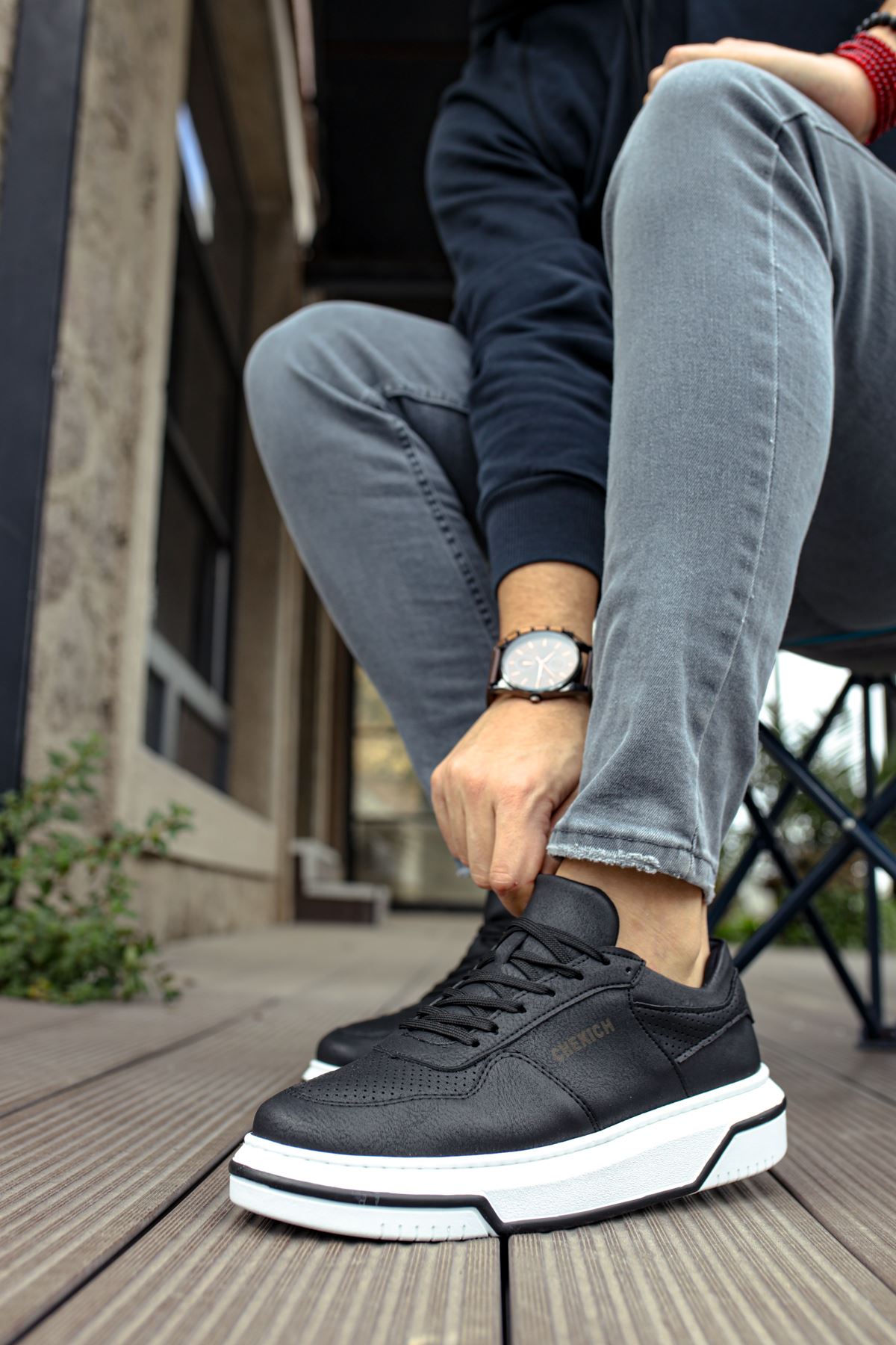 Schwarzer Sneaker CH075