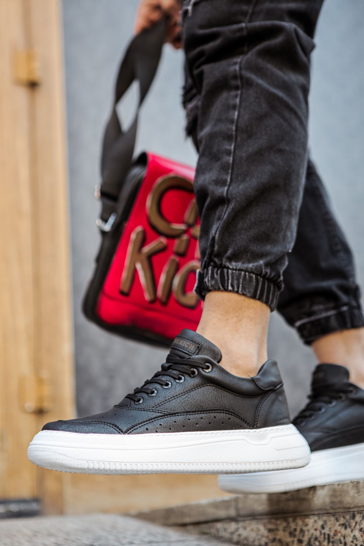 Black Sneaker CH115