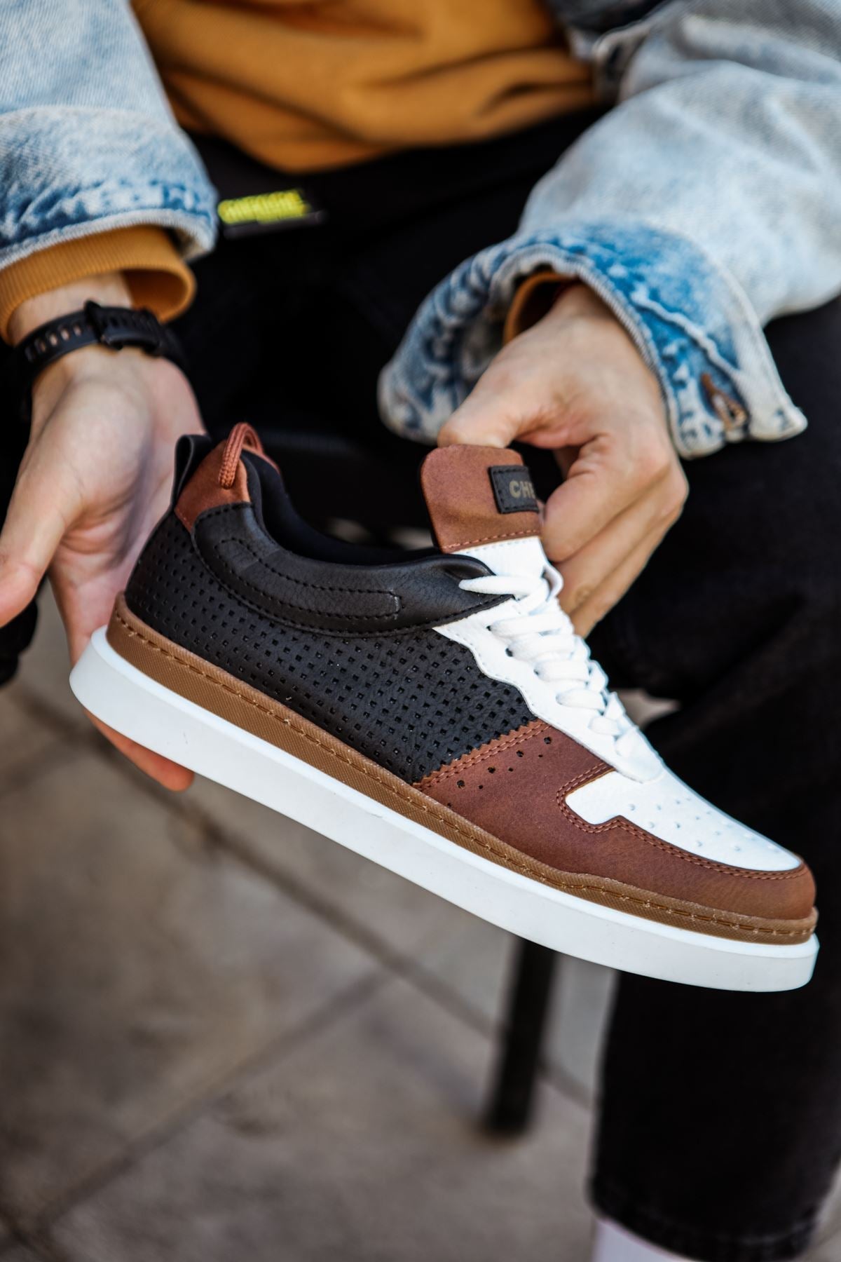 Brown Sneaker CH109