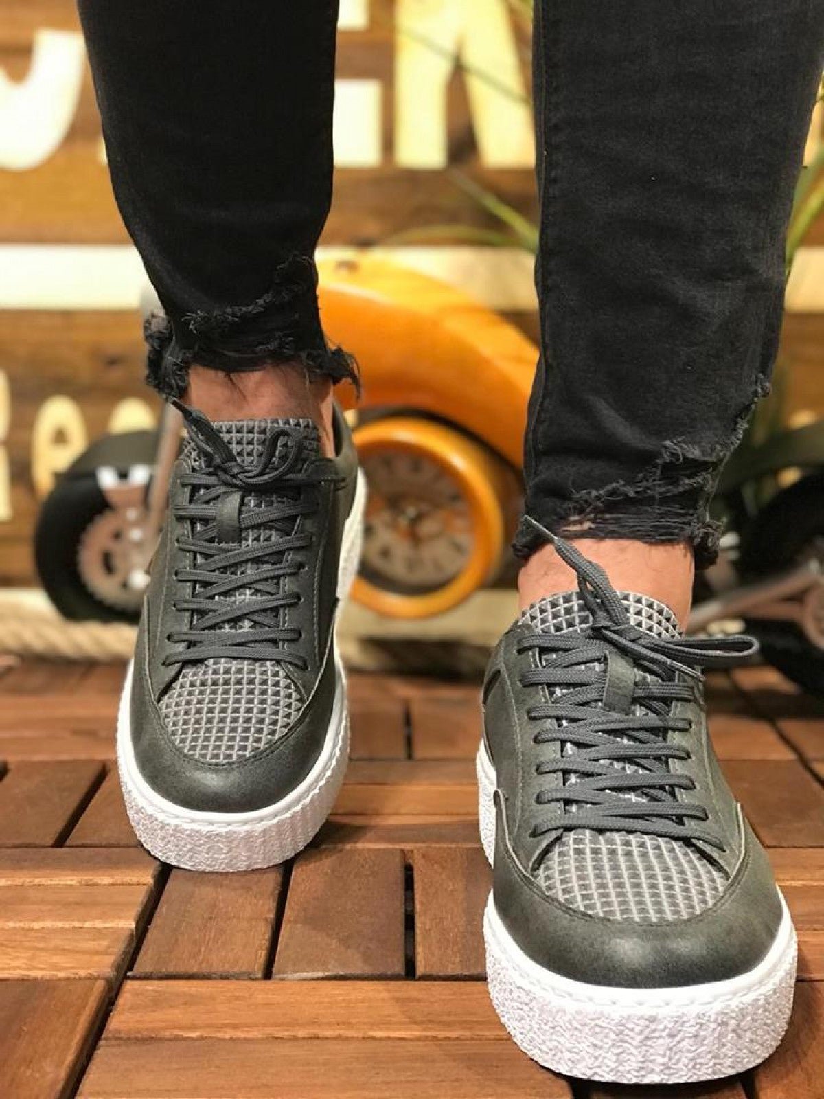 Gray Sneaker CH017
