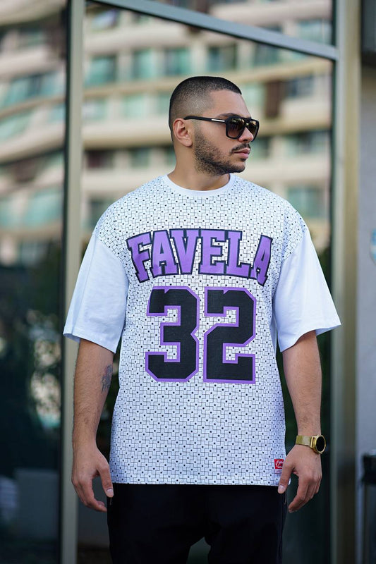 Sneakerjeans Weißes Oversize-T-Shirt mit Favela-Aufdruck PE02