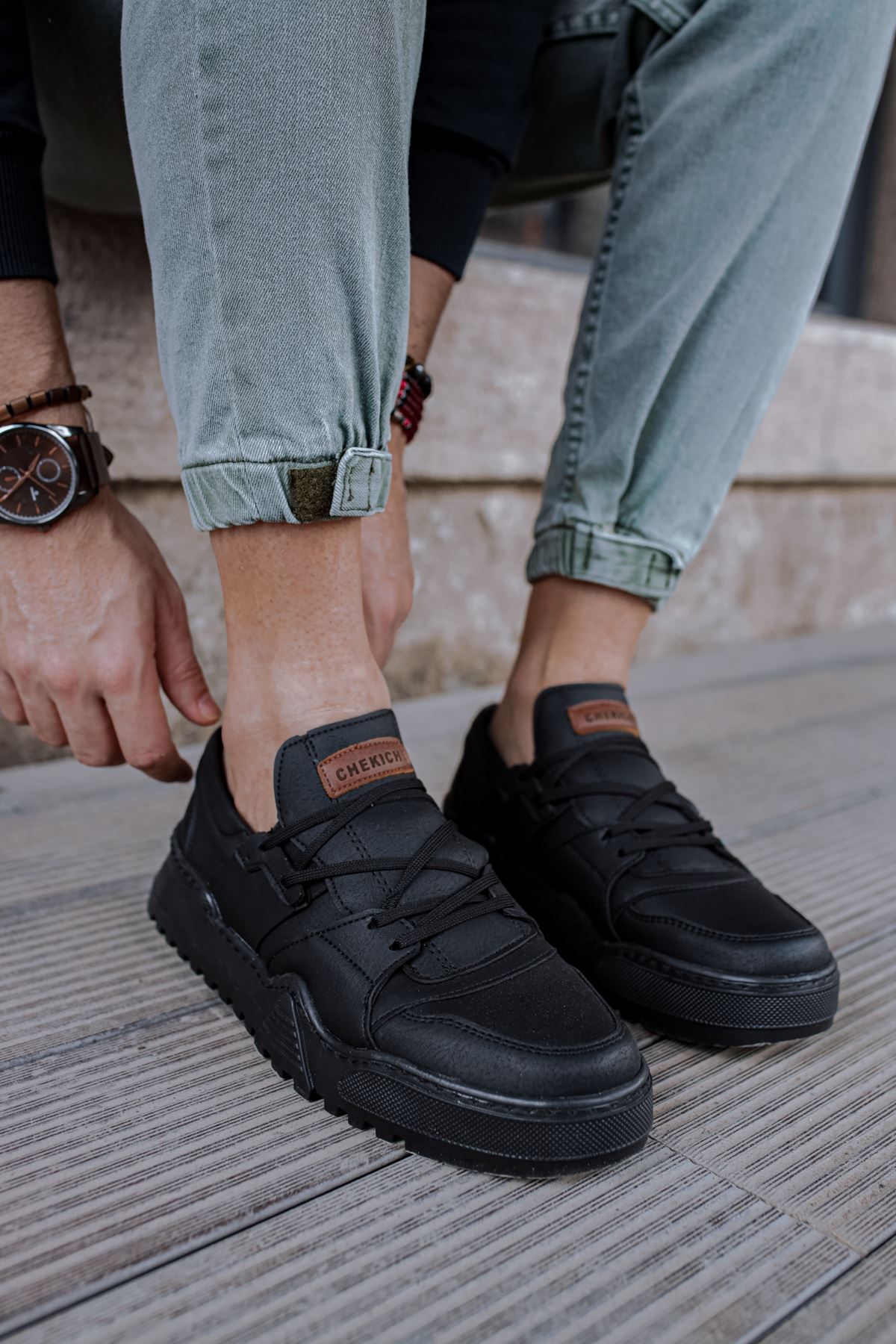 Triple Black Sneaker CH067