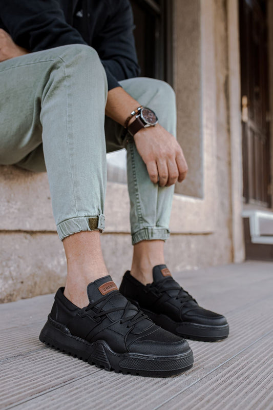 Triple Black Sneaker CH067