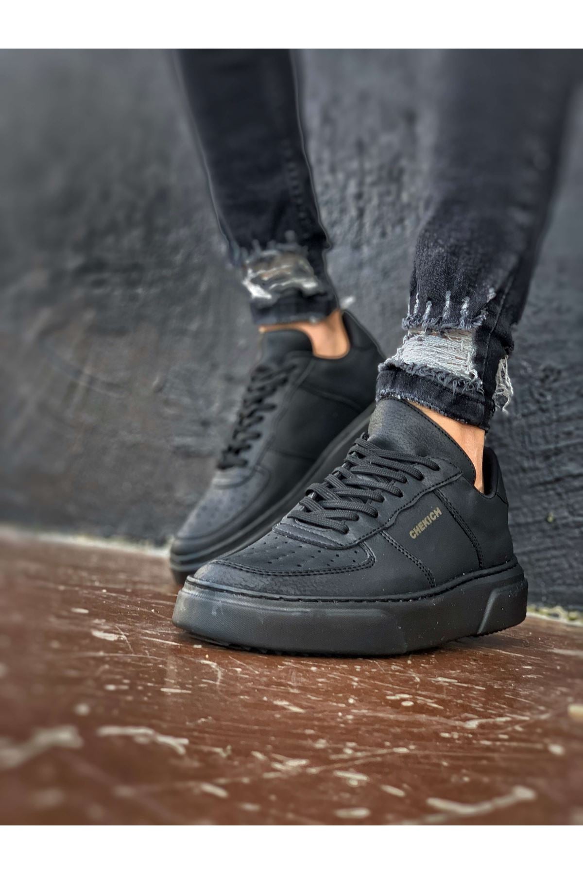 Triple Black Sneaker CH087