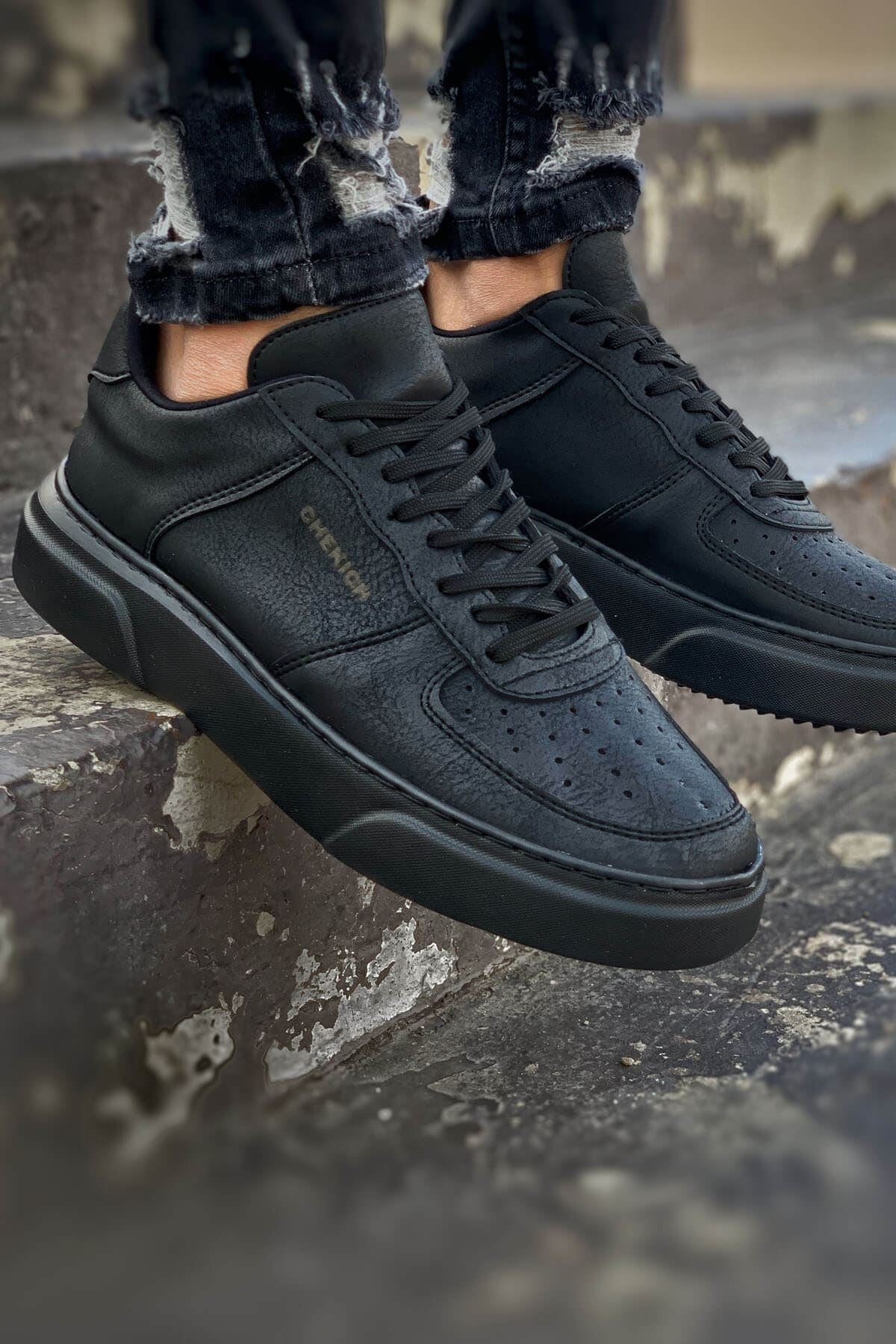 Triple Black Sneaker CH087