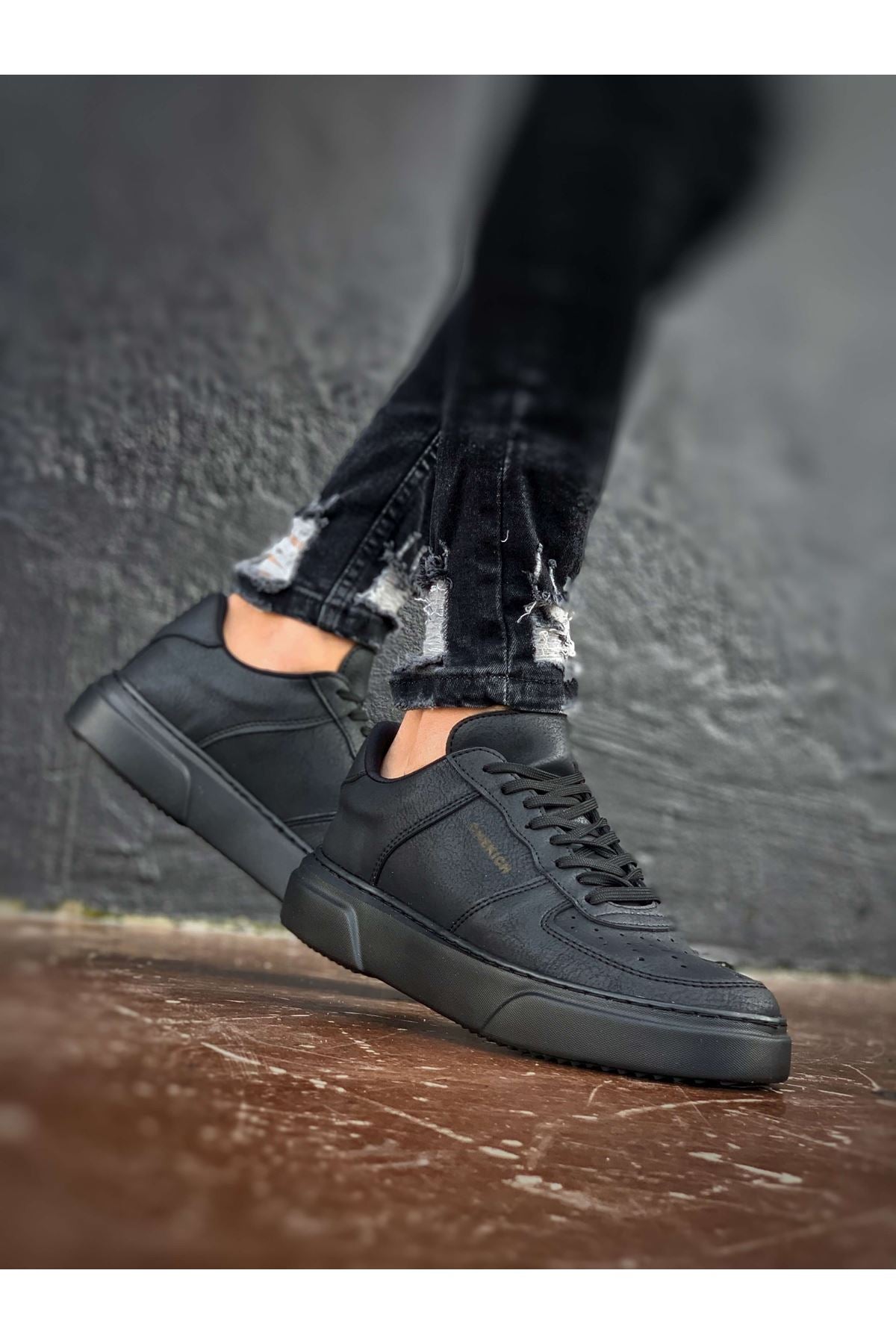 Triple Black Sneaker CH087