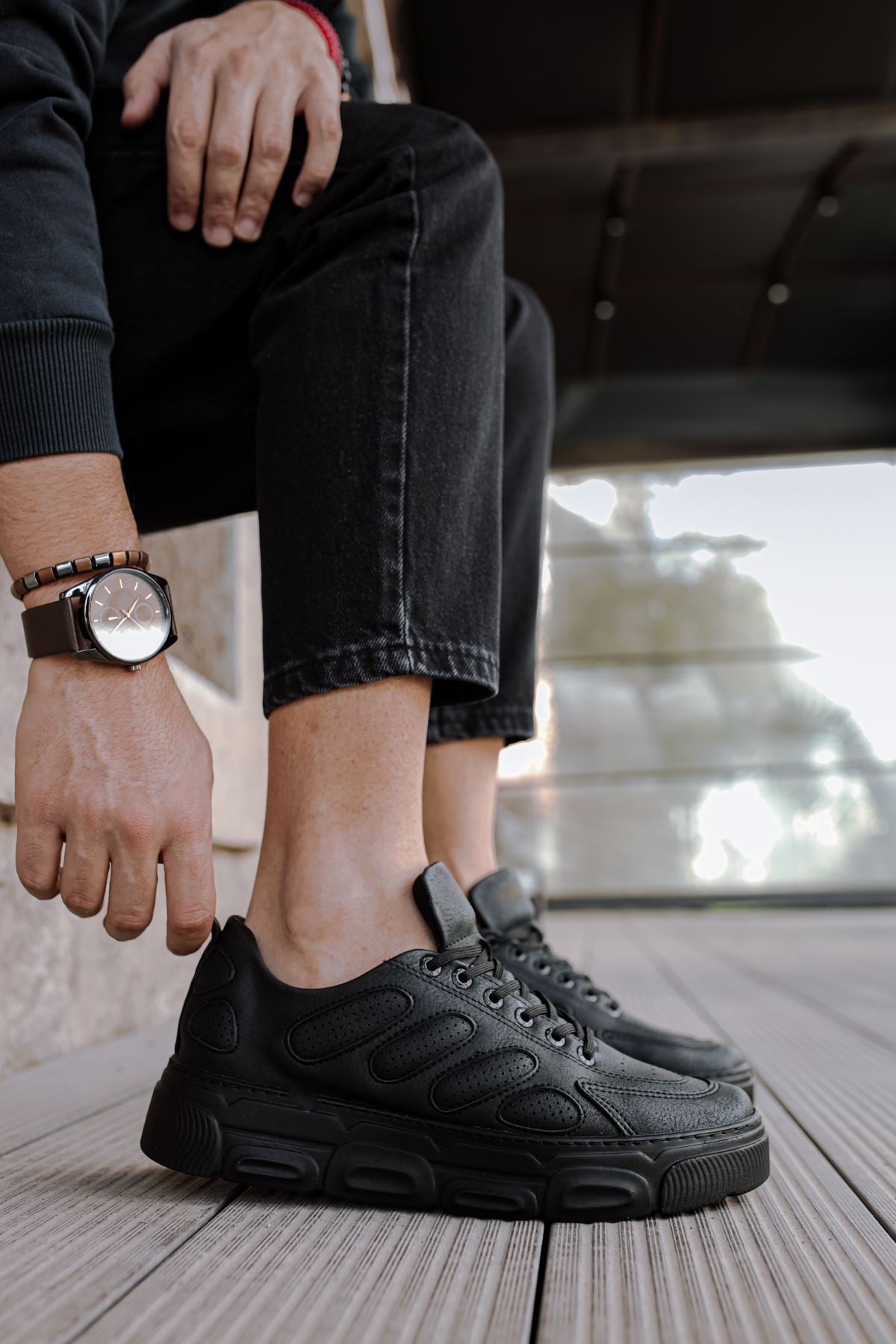 Triple Black Sneaker CH105