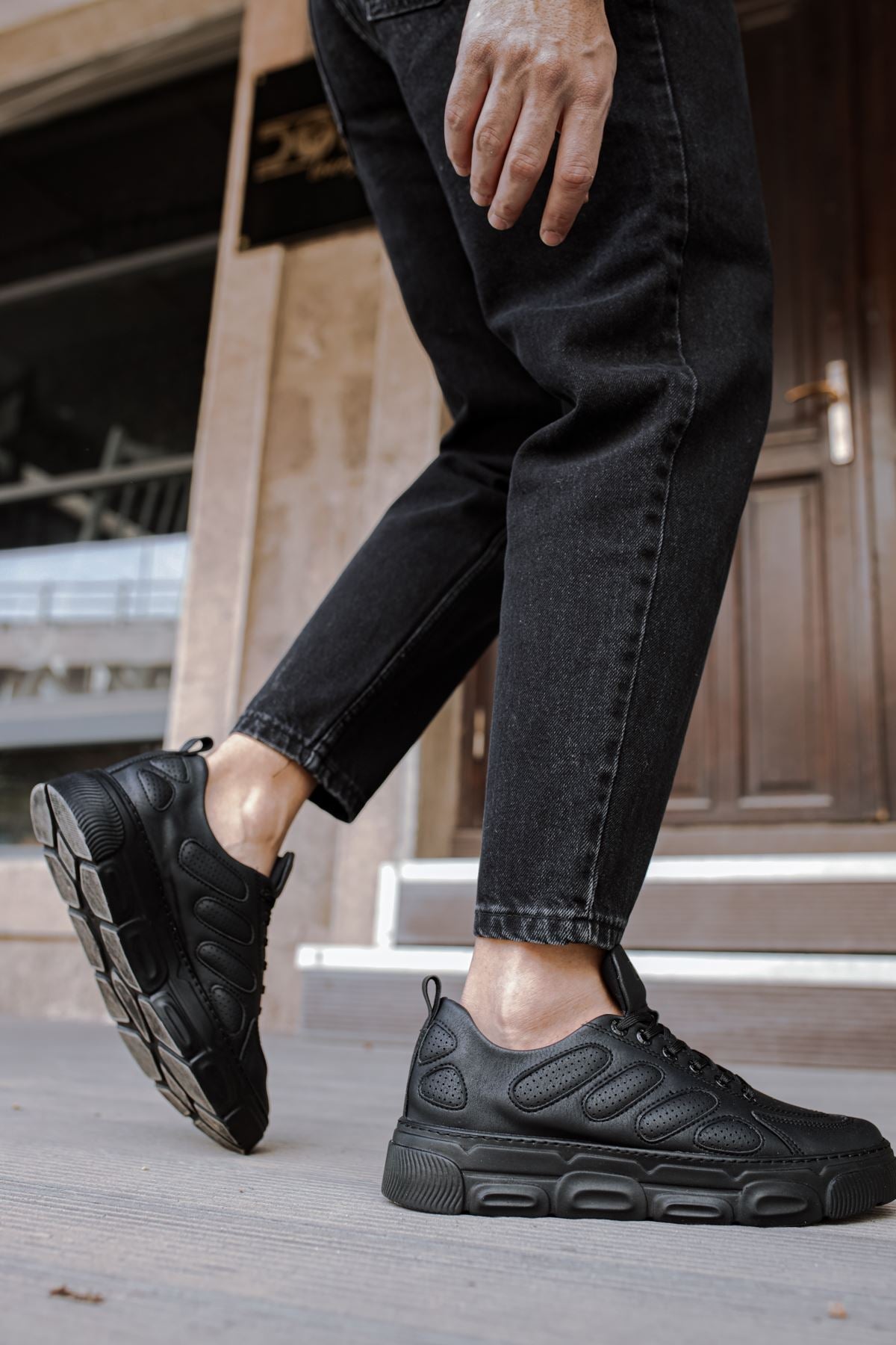 Triple Black Sneaker CH105