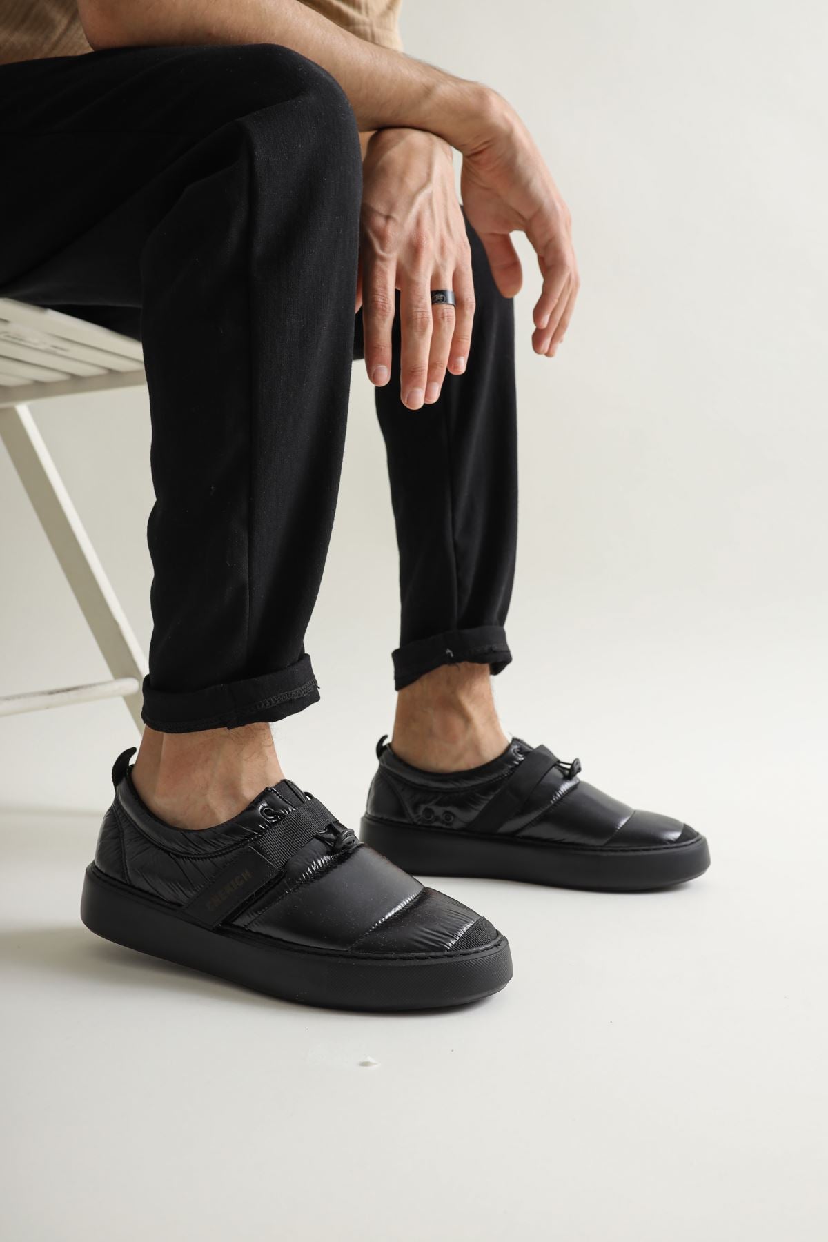 Triple Black Sneaker CH137