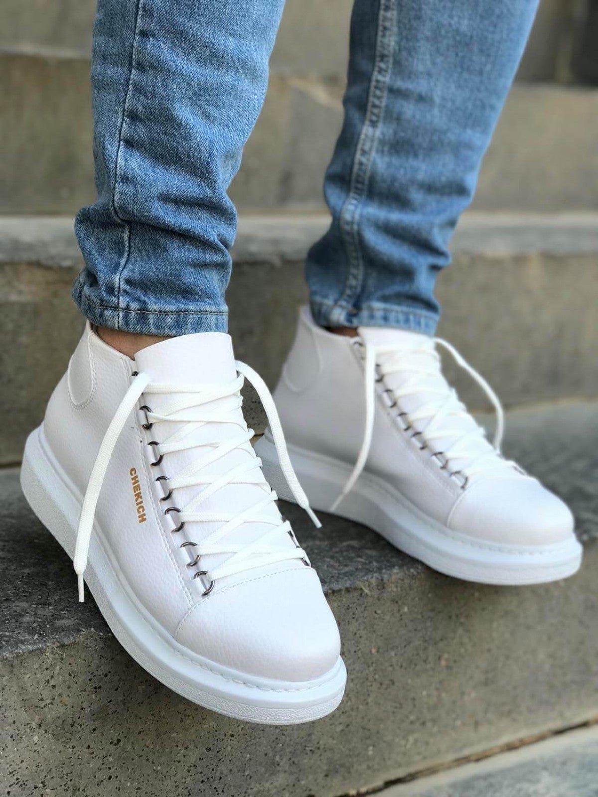 Triple White Mid Top Sneaker CH258