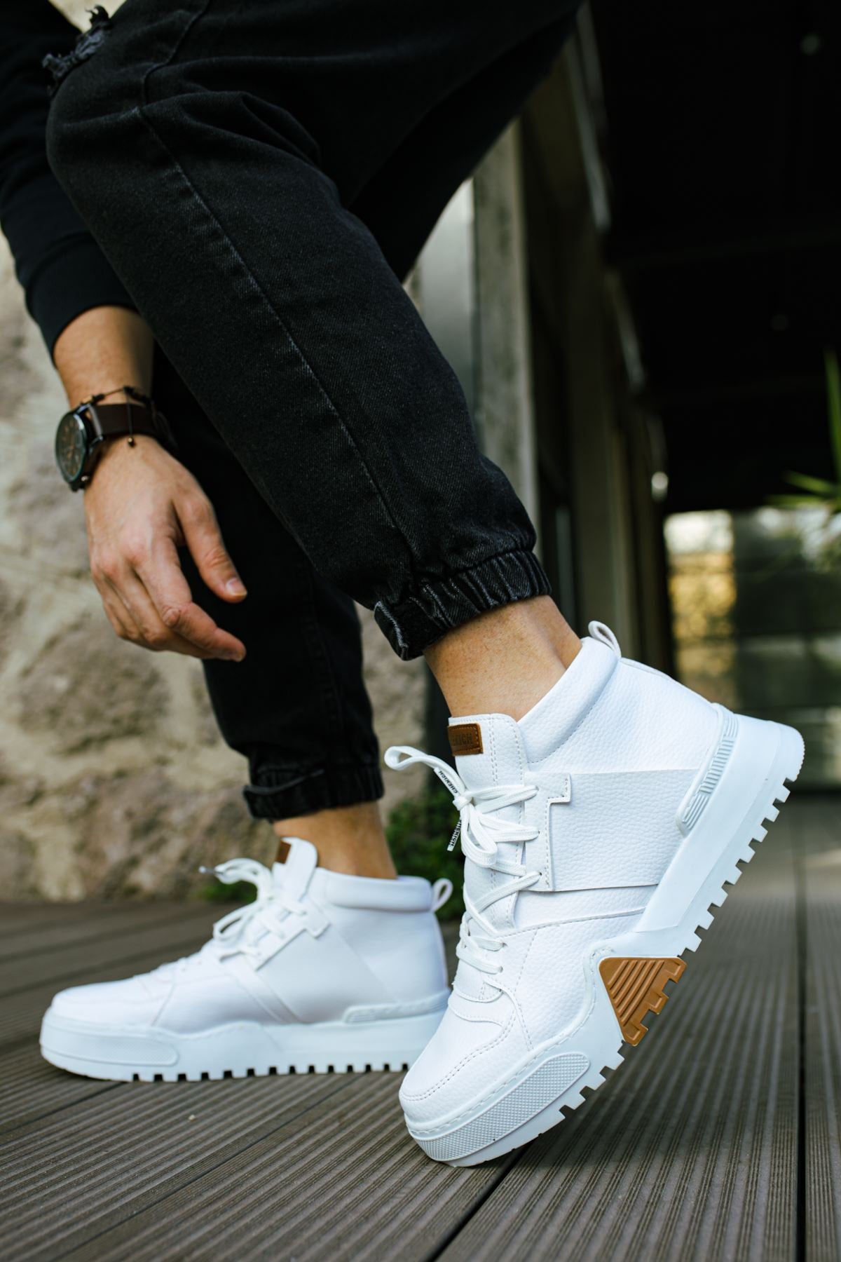 Triple White Sneaker CH057