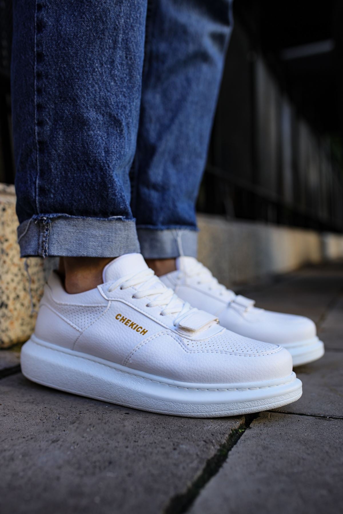 Triple White Sneaker CH073