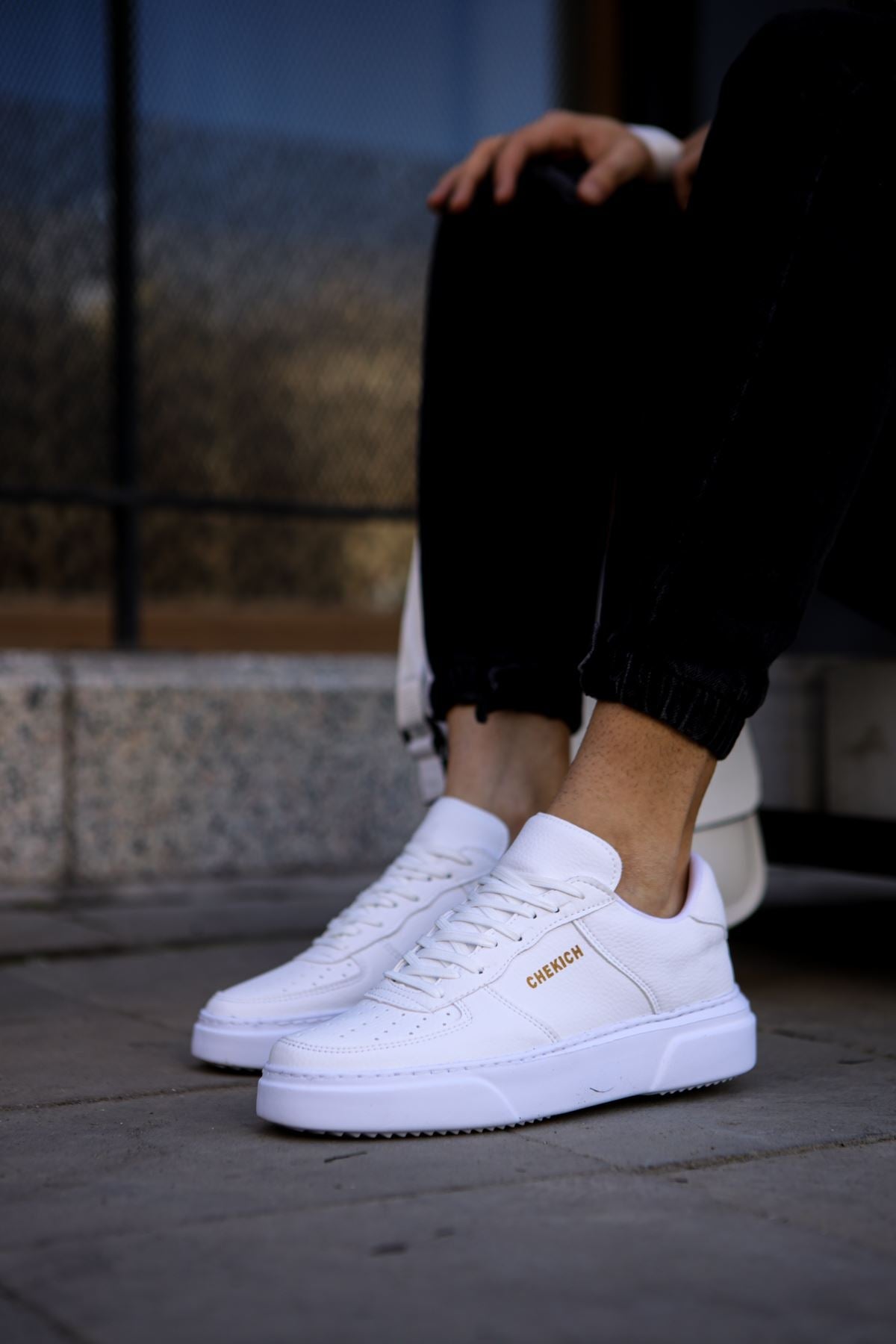 Triple White Sneaker CH087