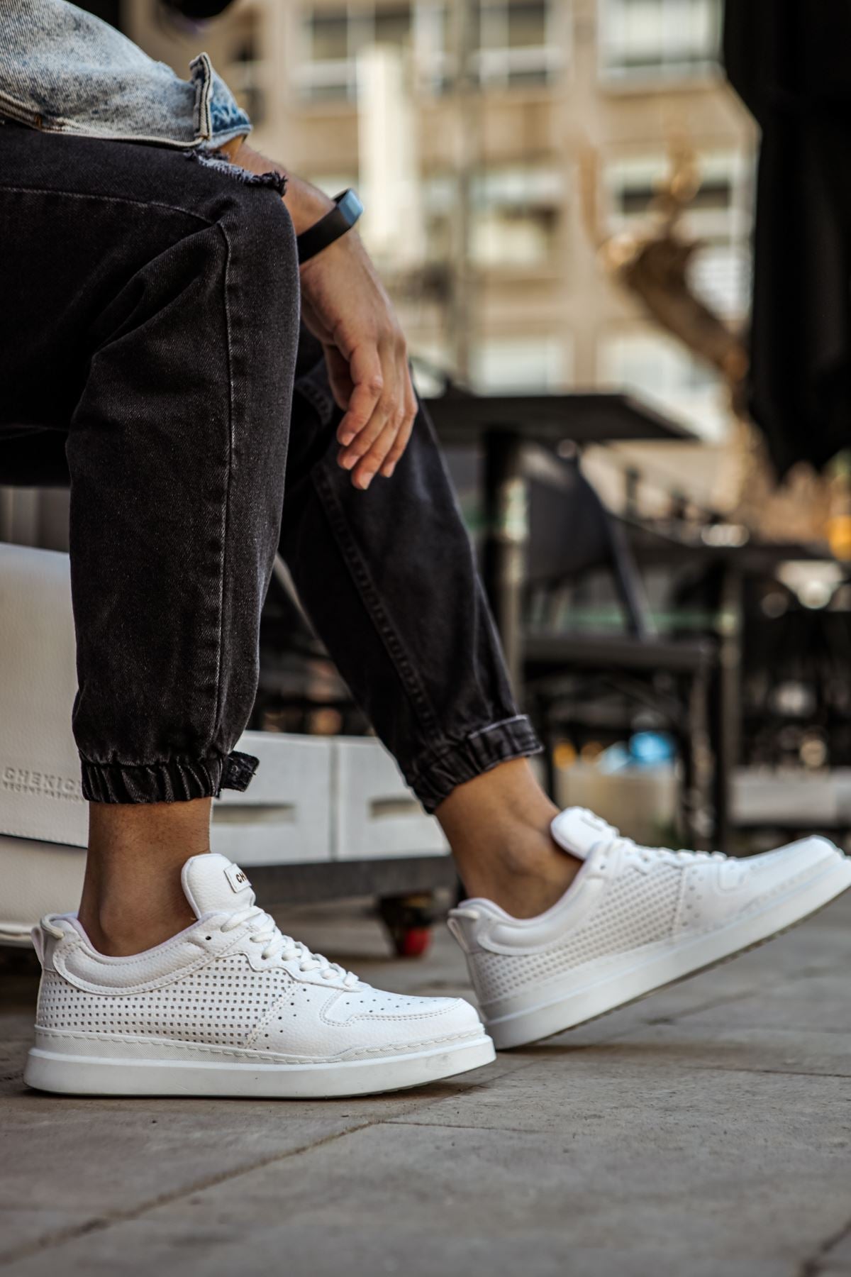 Triple White Sneaker CH109