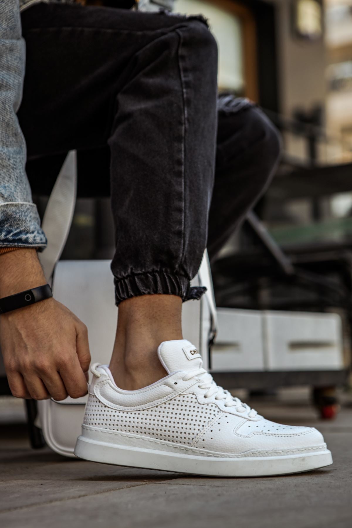 Triple White Sneaker CH109
