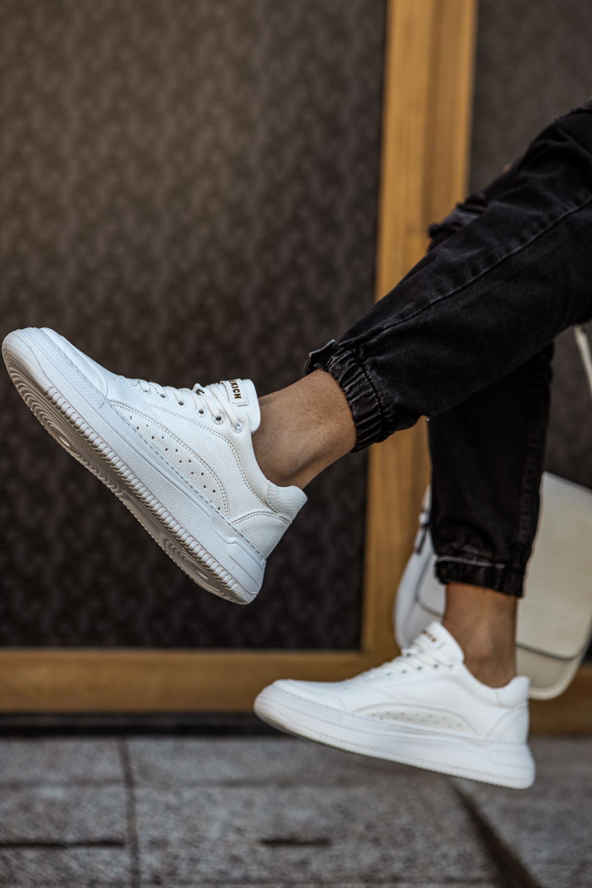 Triple White Sneaker CH115
