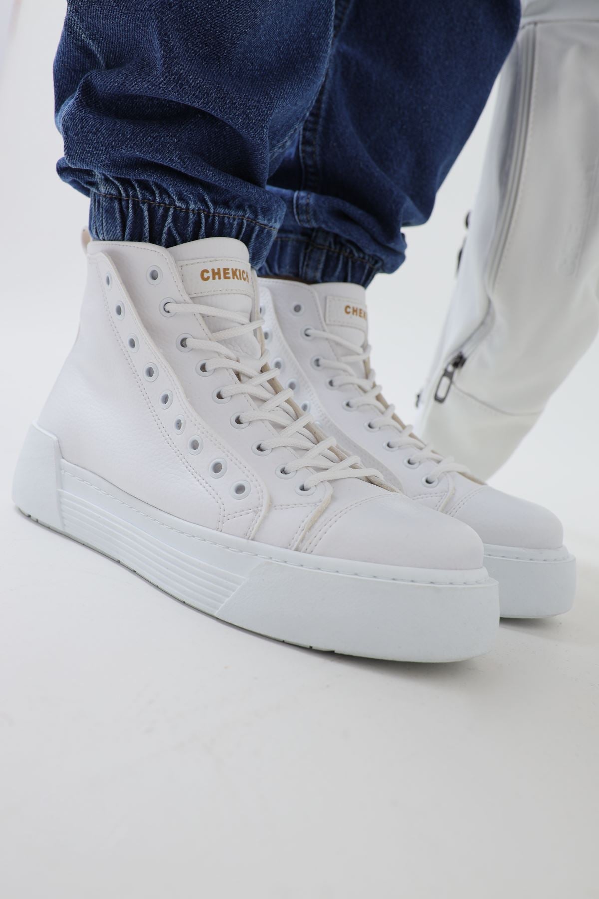 Dreifacher weißer Sneaker CH167