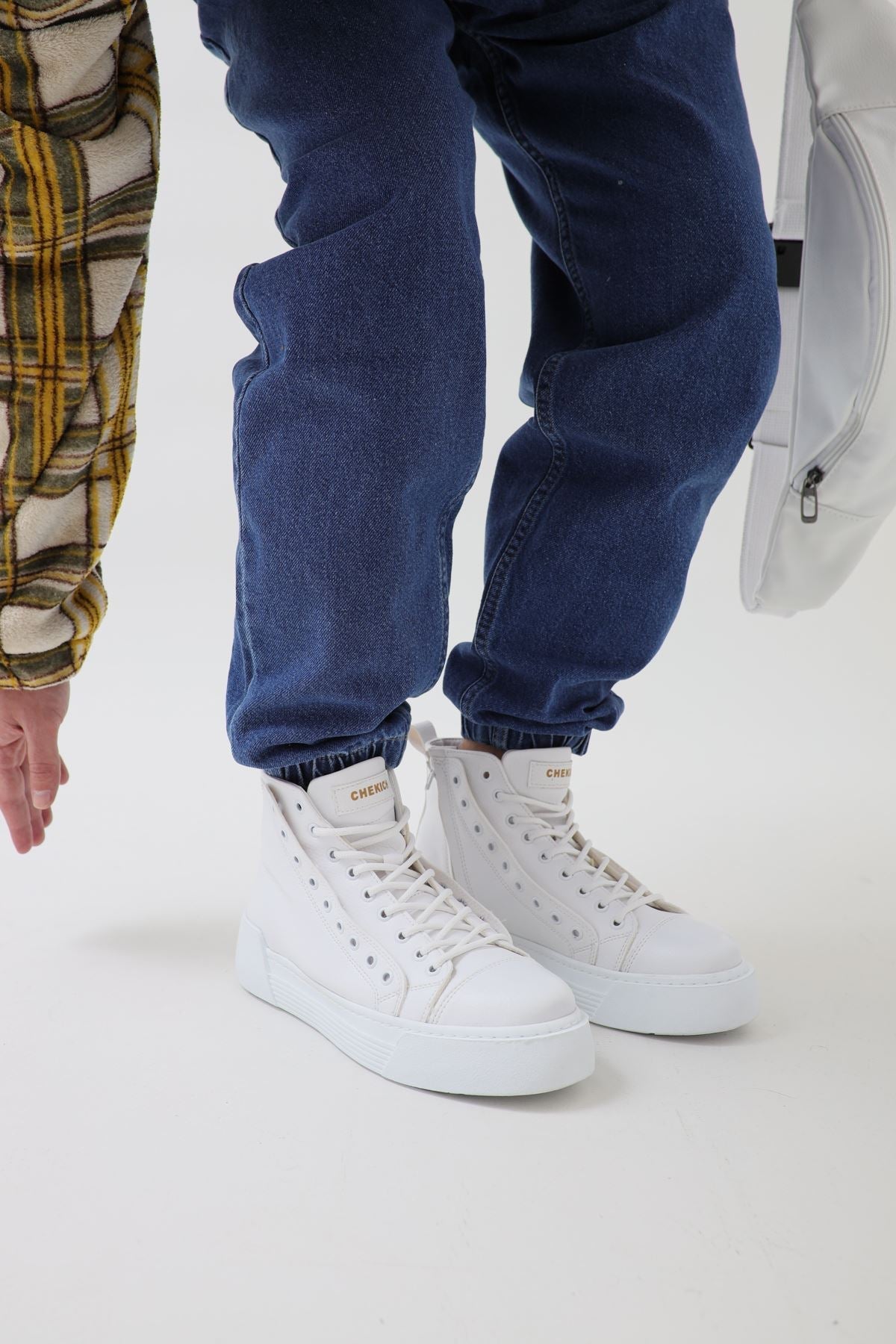 Dreifacher weißer Sneaker CH167