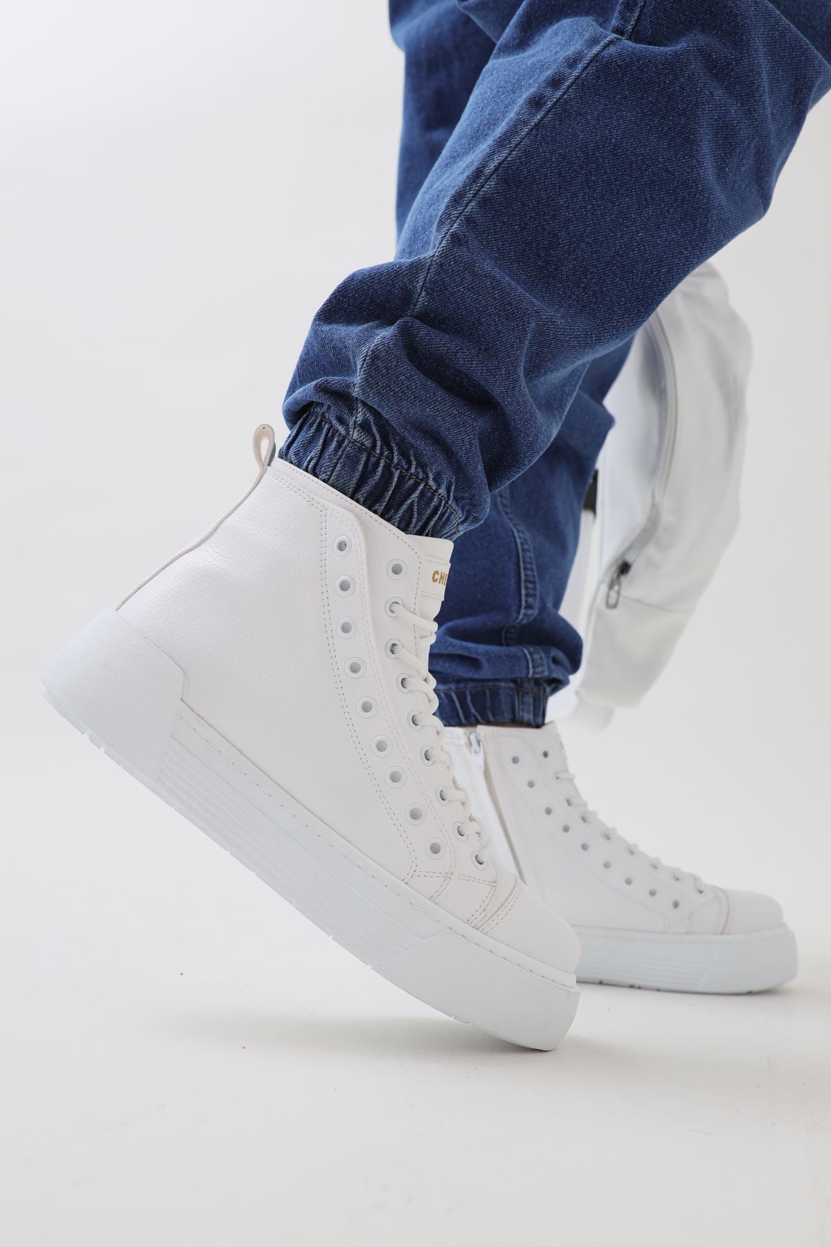 Dreifacher weißer Sneaker CH167