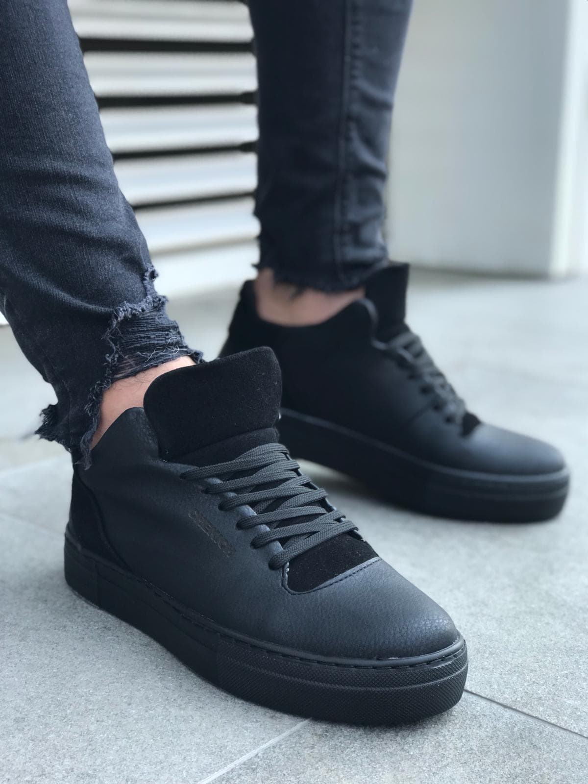 Tripple Black Sneaker CH004