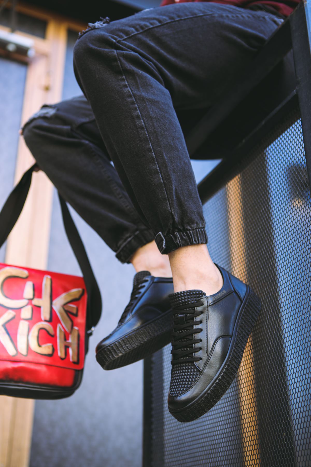 Tripple Black Sneaker CH017