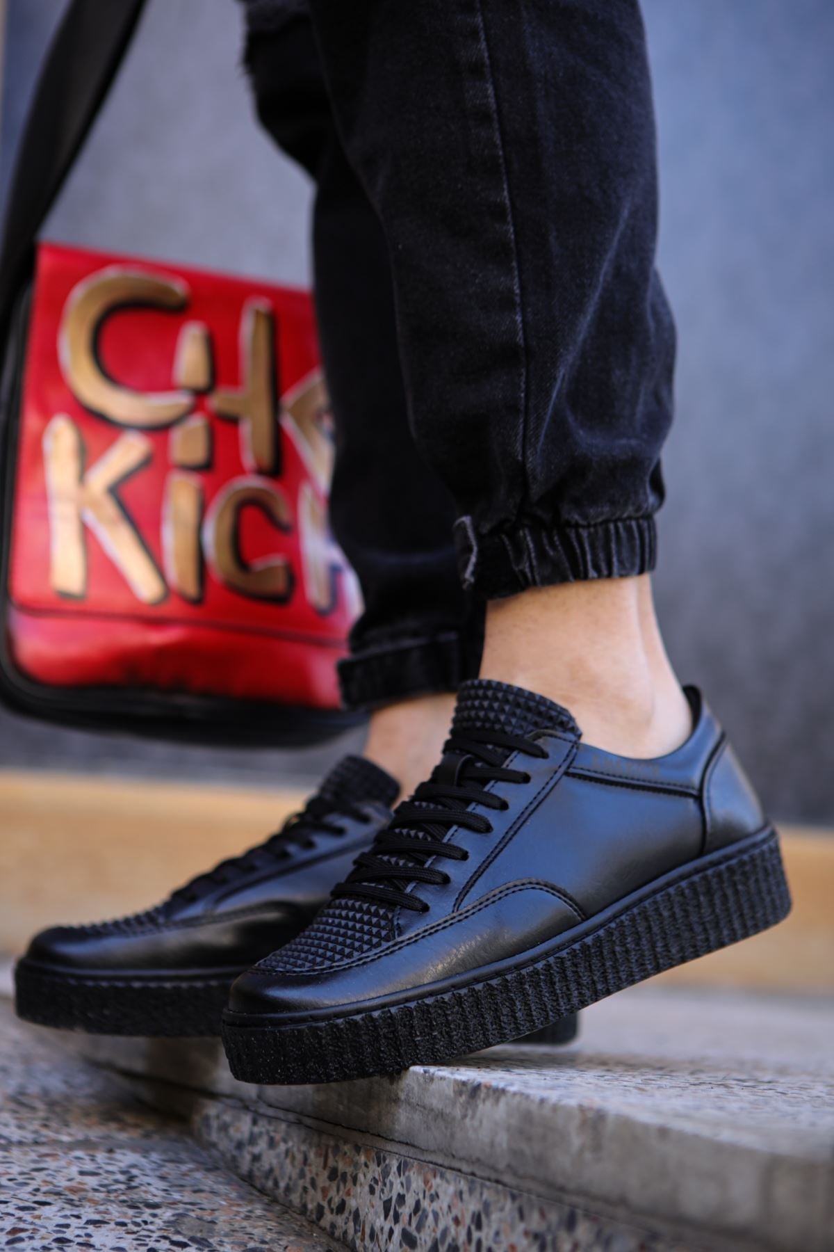 Tripple Black Sneaker CH017