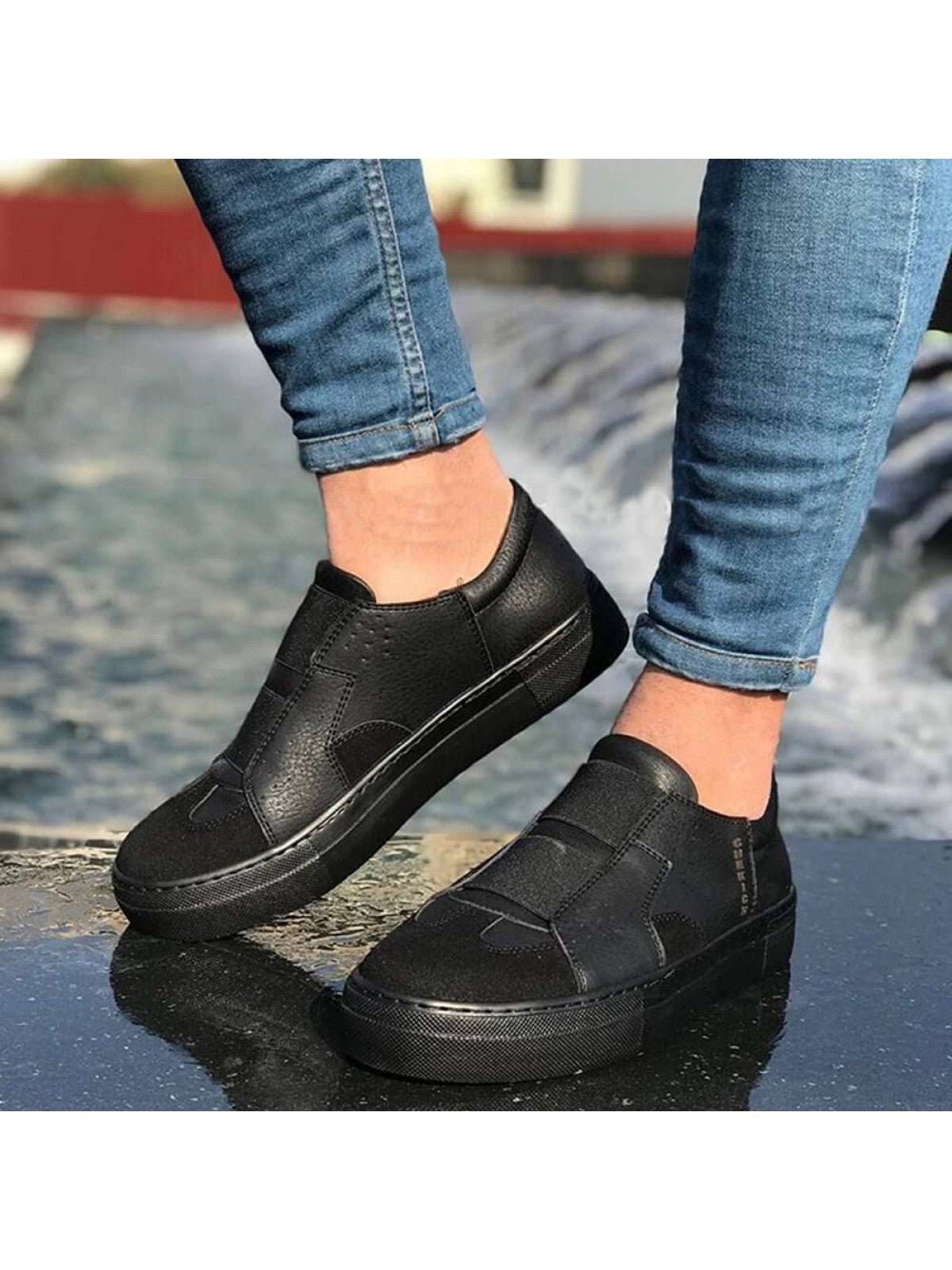 Tripple Black Sneaker CH033