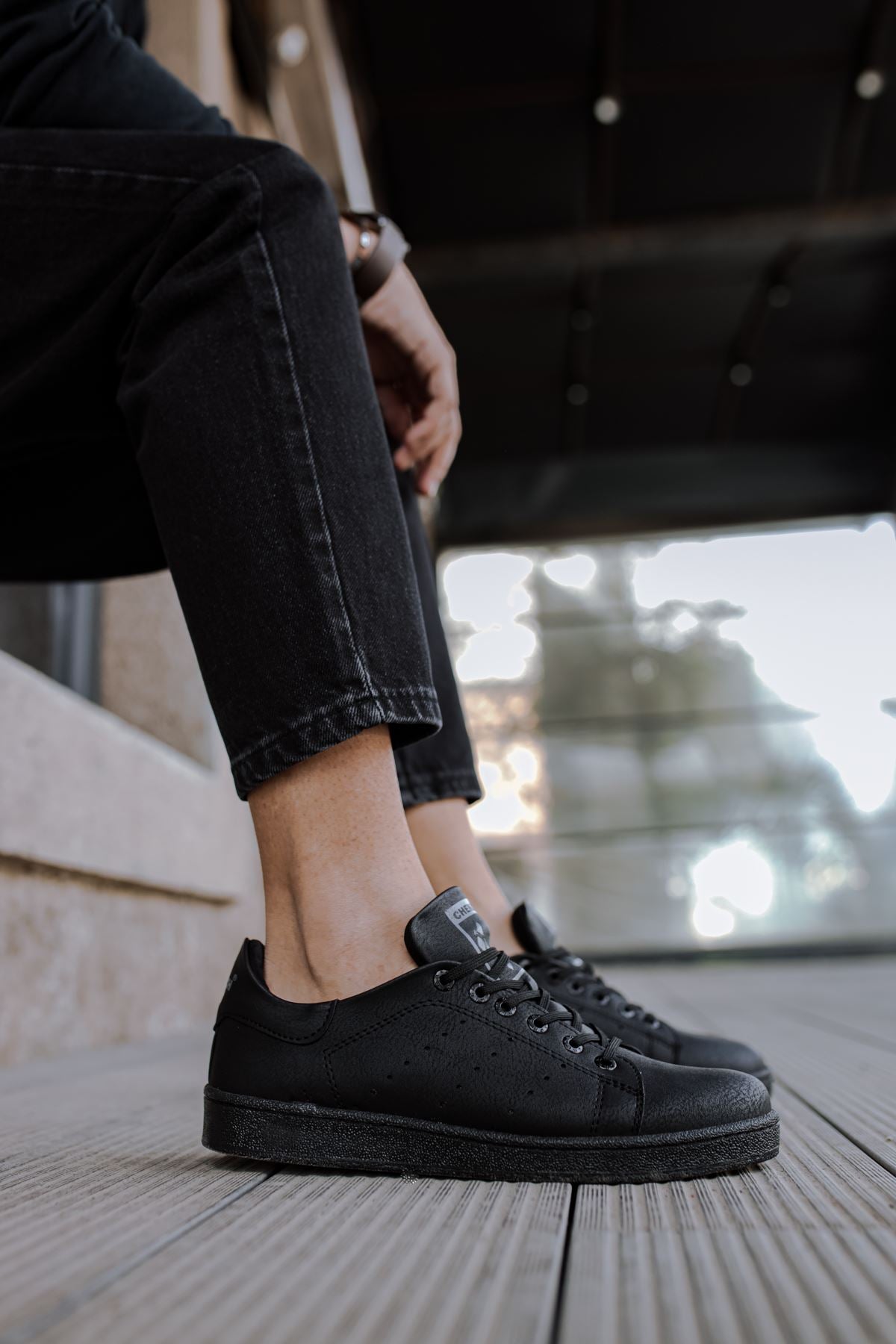 Dreifacher schwarzer Sneaker CH977