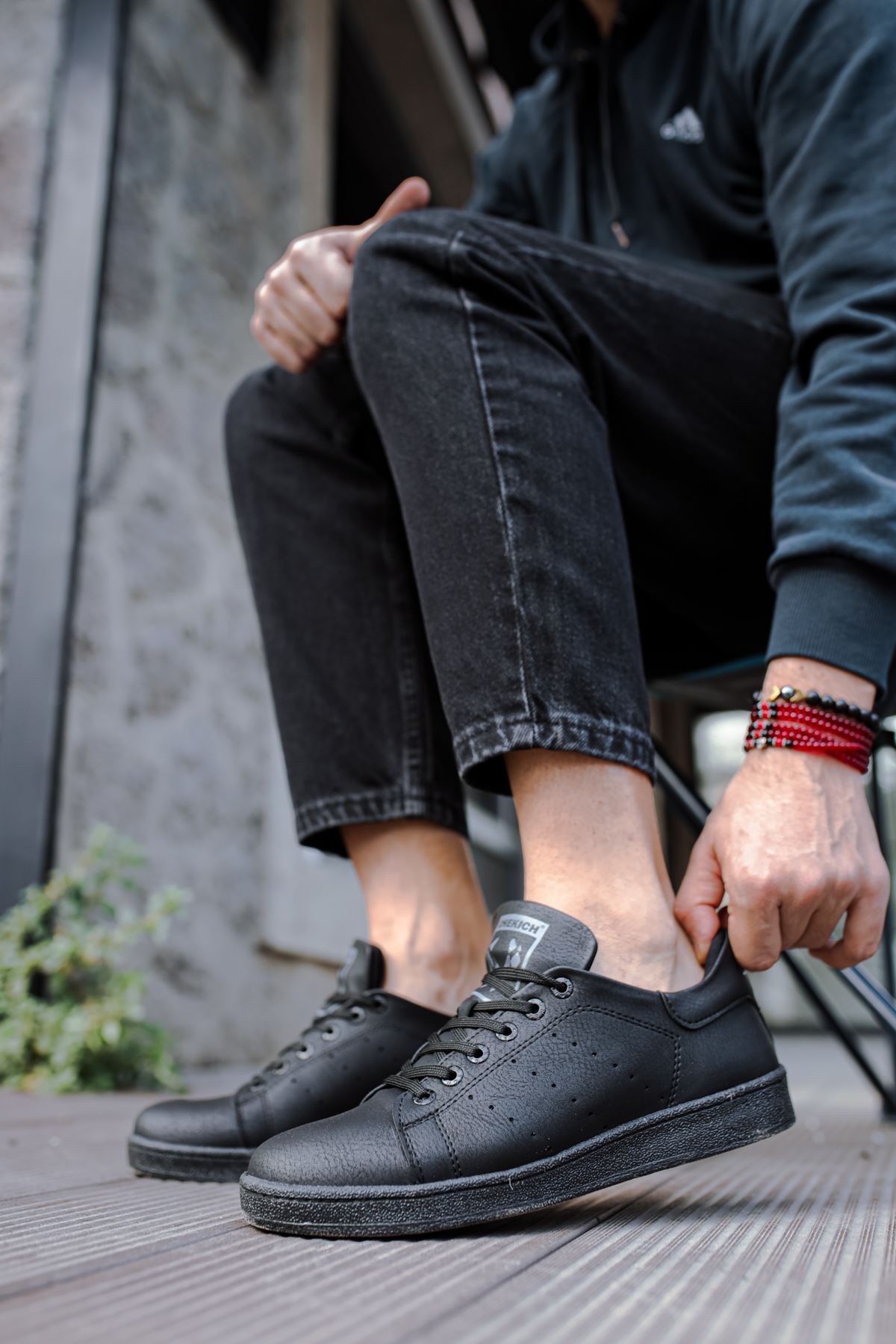 Dreifacher schwarzer Sneaker CH977
