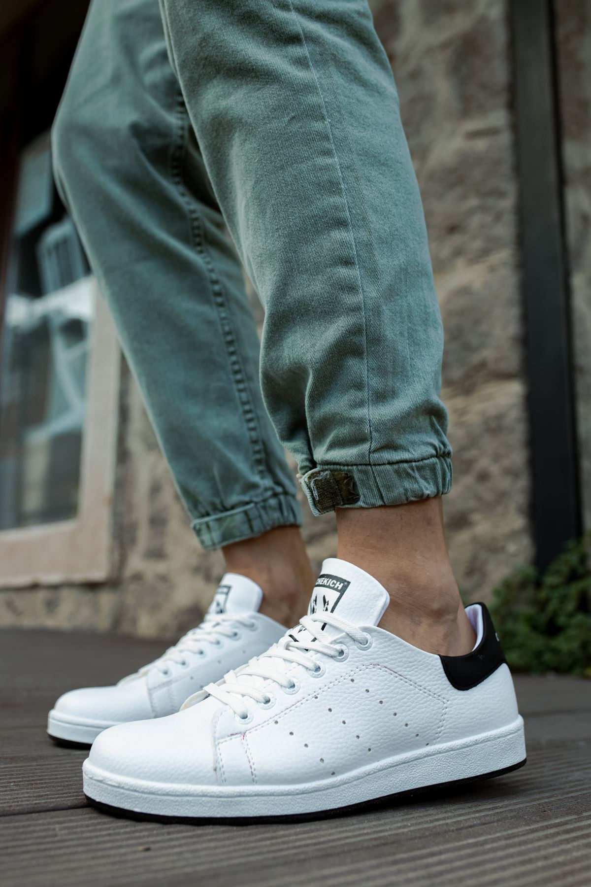 White Sneaker CH977