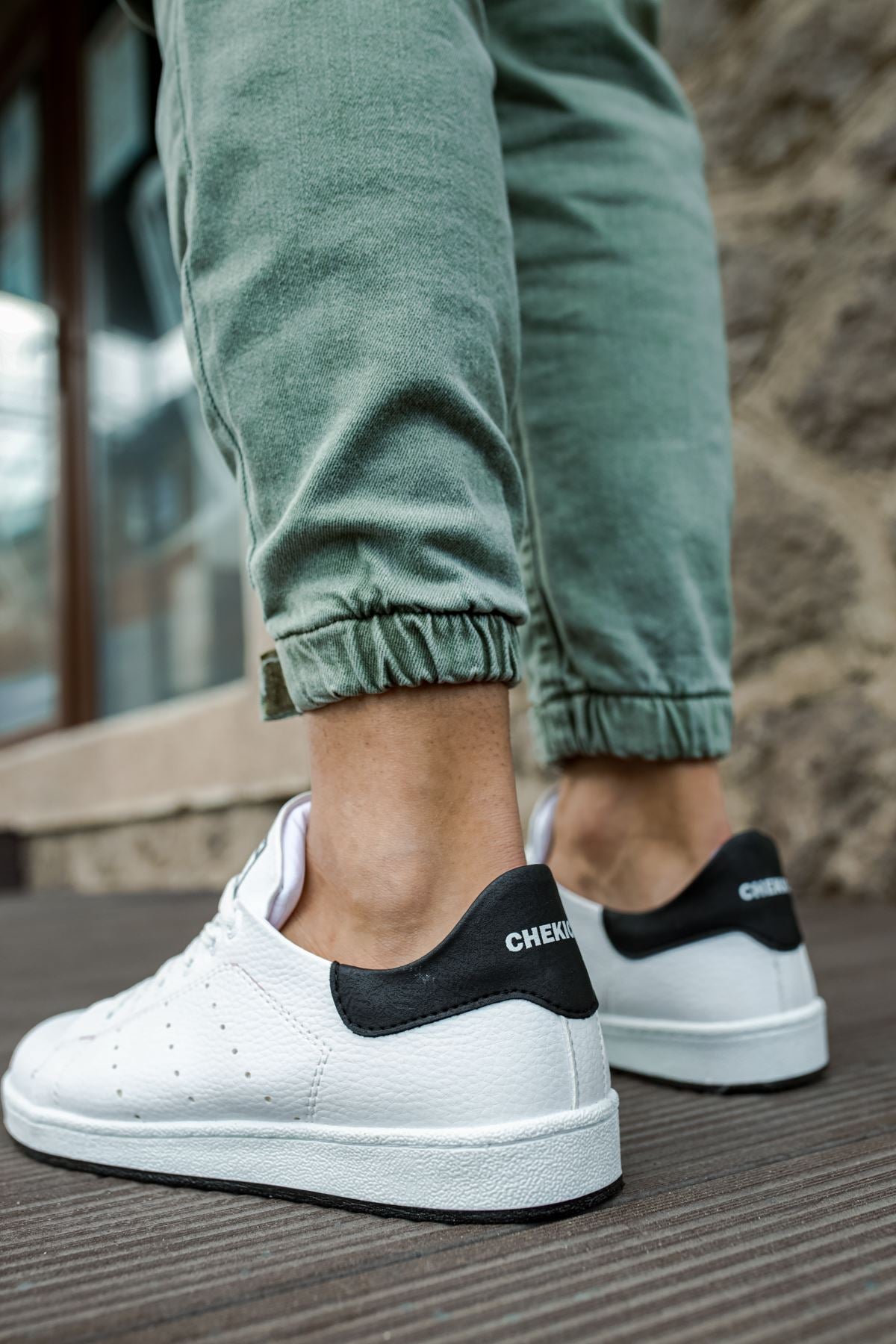 White Sneaker CH977