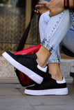 Schwarz-weißer Sneaker CH092
