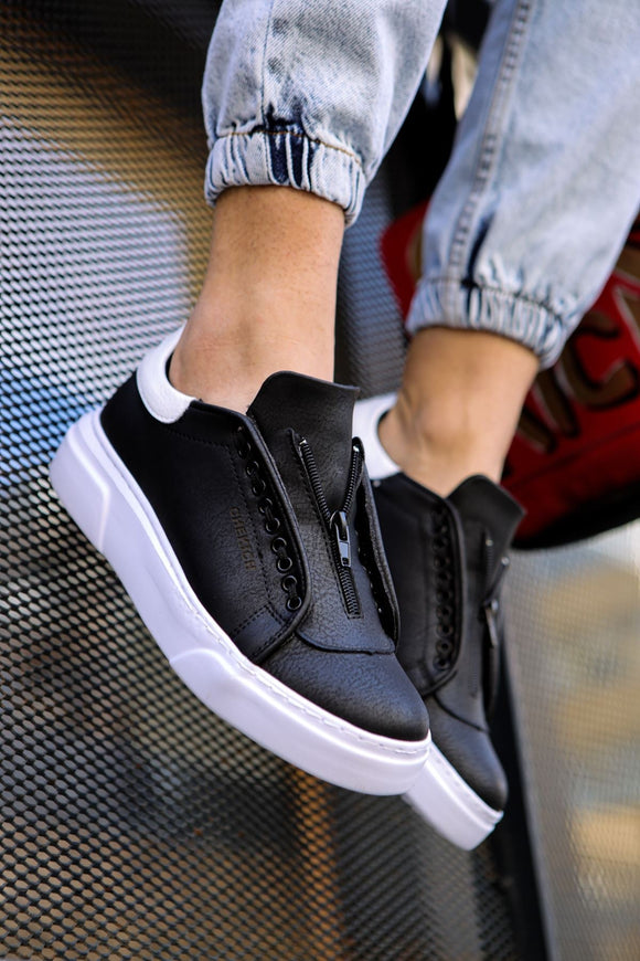 Schwarz-weißer Sneaker CH092
